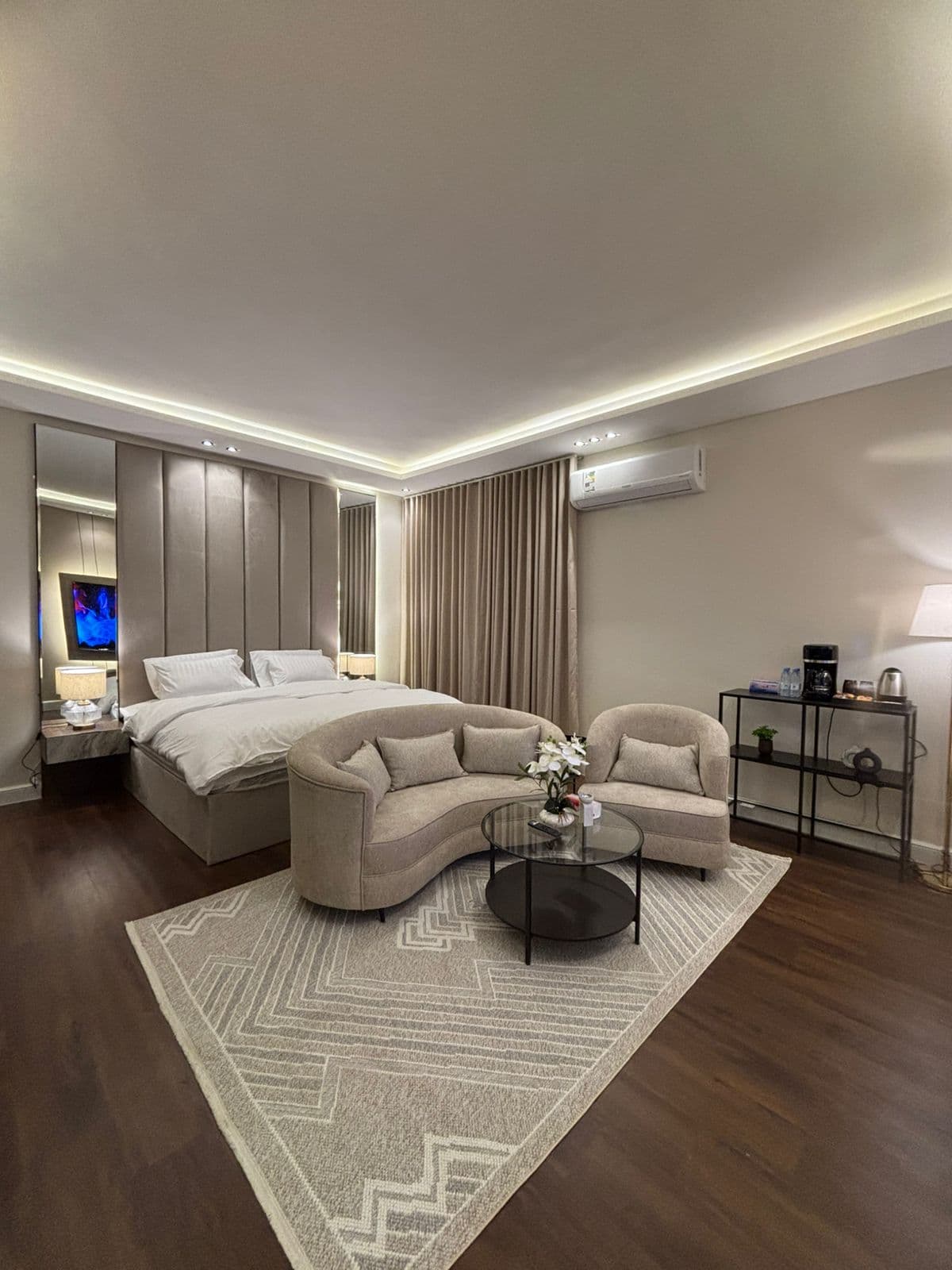 استديو بسرير ماستر وجلسة جانبية 6