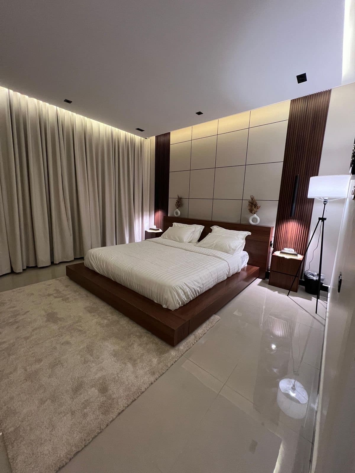 Luxury apt with elegant hall 4