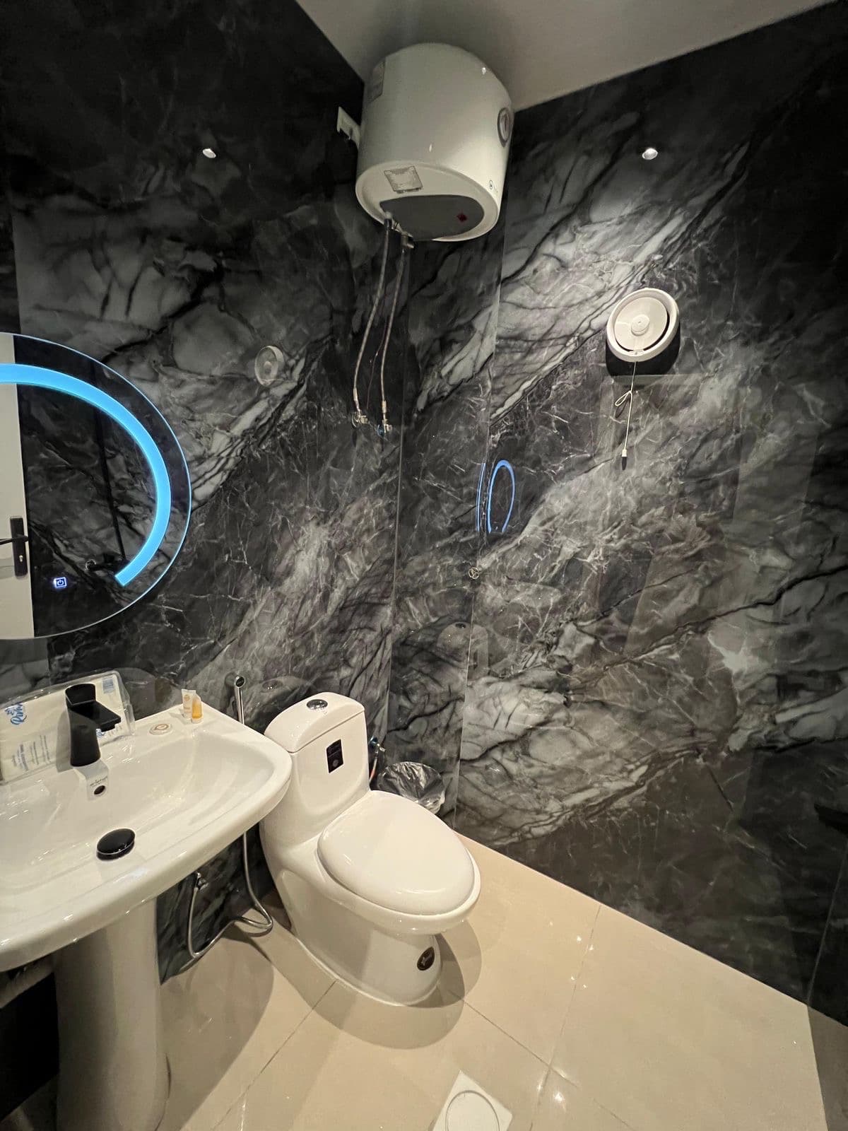 Luxury apt with elegant hall 6