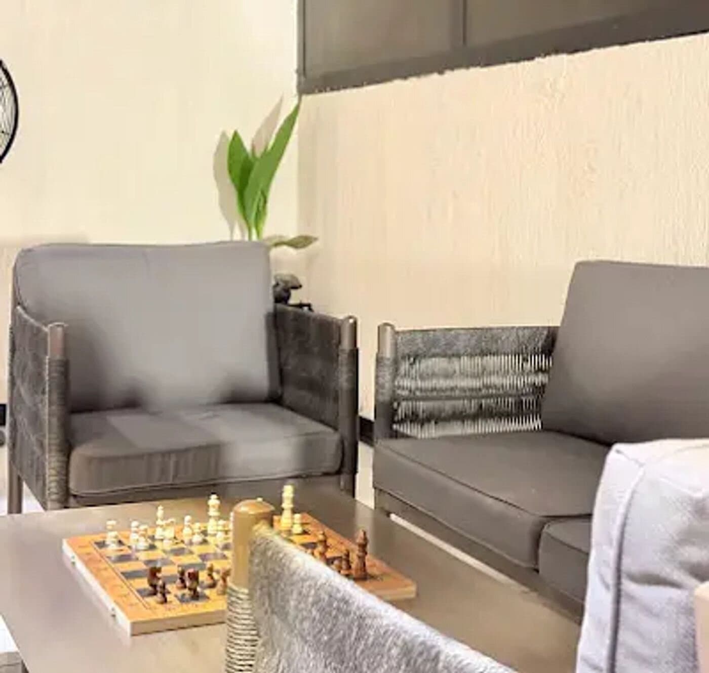 شقة بغرفة نوم وصاله وبلكونه 13