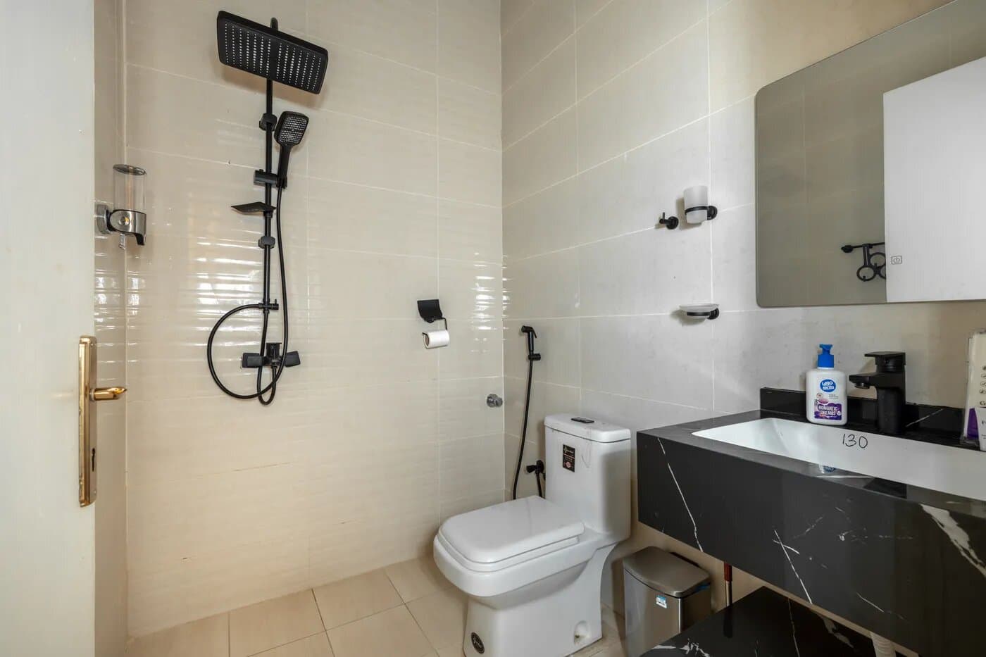 استديو هادئ بسرير ماستر 12