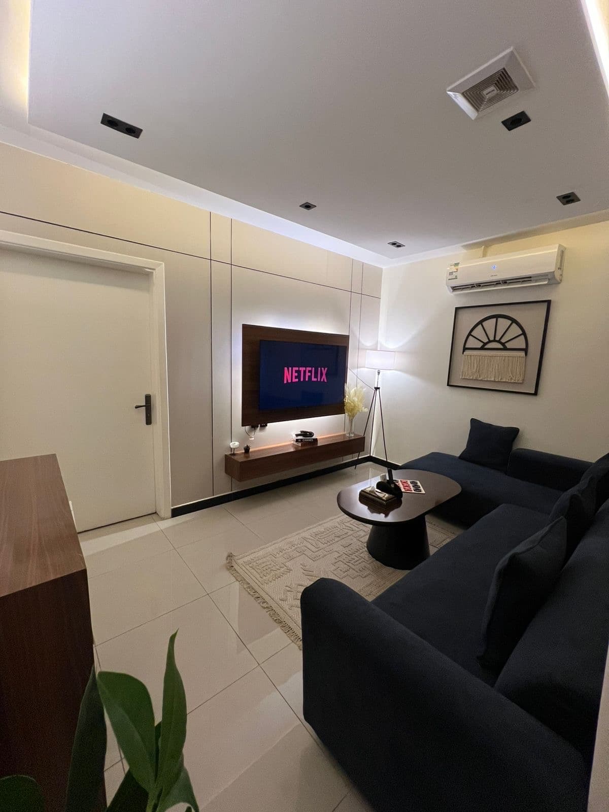 Luxury apt with elegant hall 1