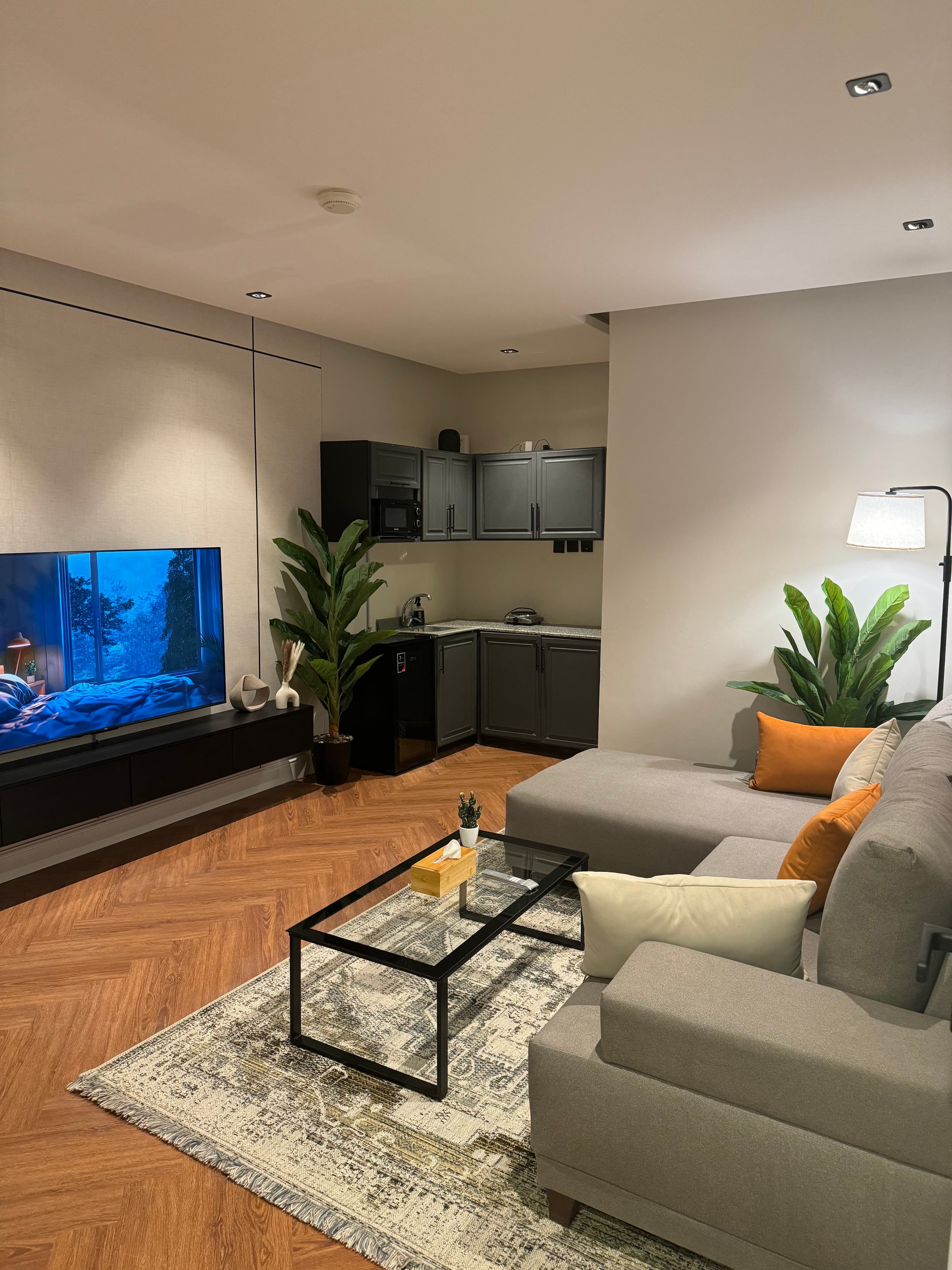 غرفه نوم و صالة مودرن دخول ذاتي في حي ال 1