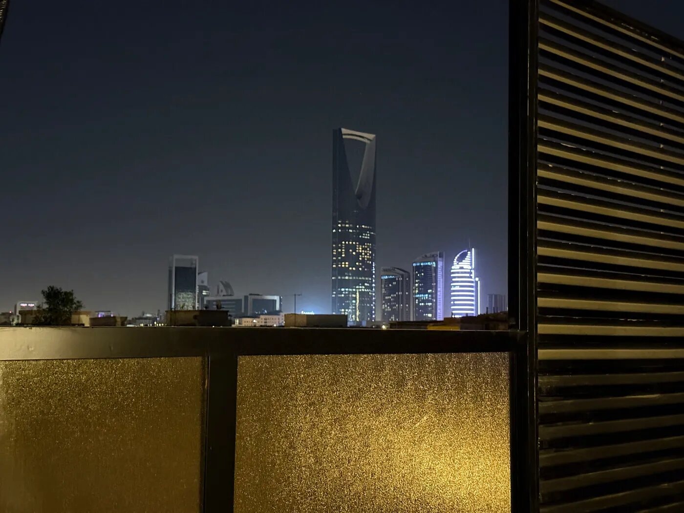 شقة بغرفة نوم وصاله وبلكونه 2