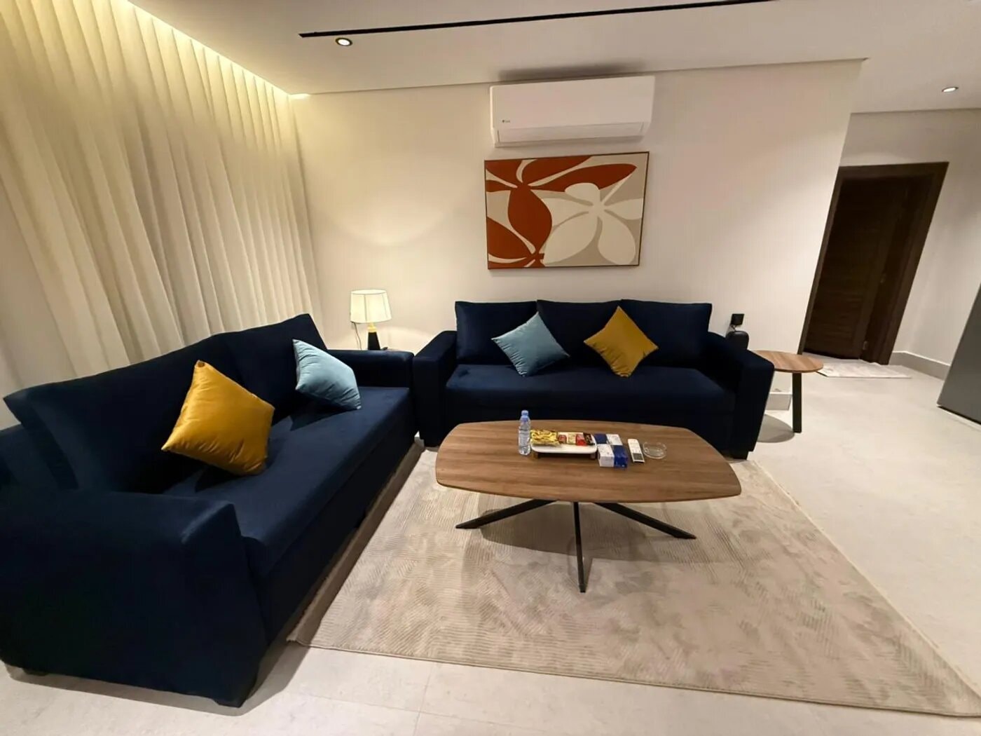 شقة بغرفة معيشة وغرف 2