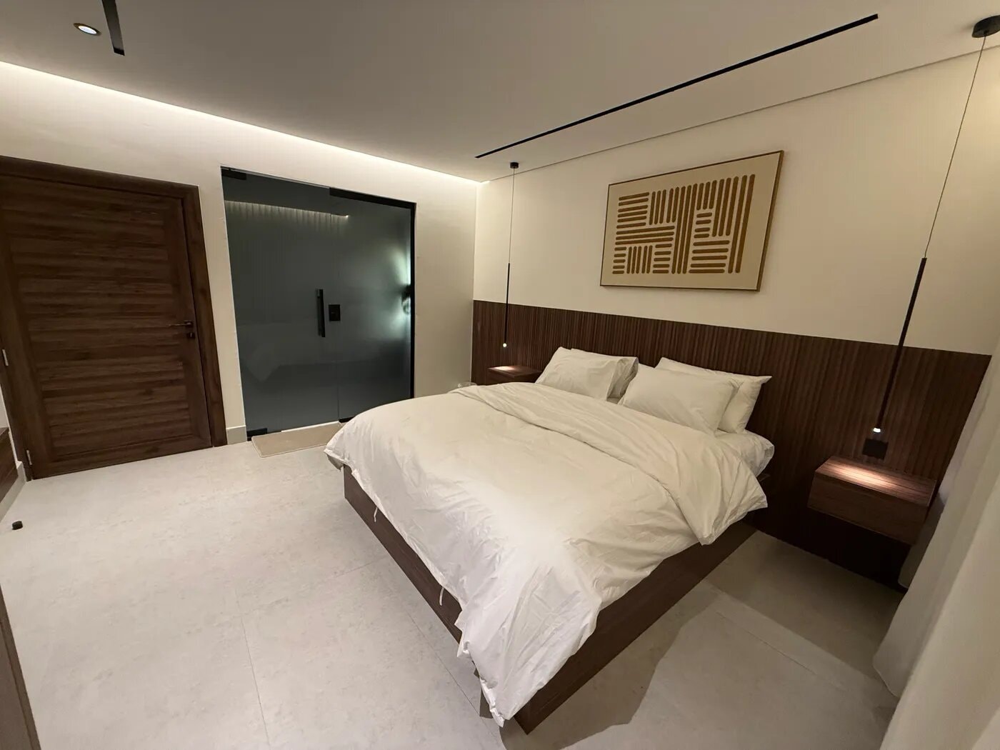 شقة بغرفة معيشة وغرف 5