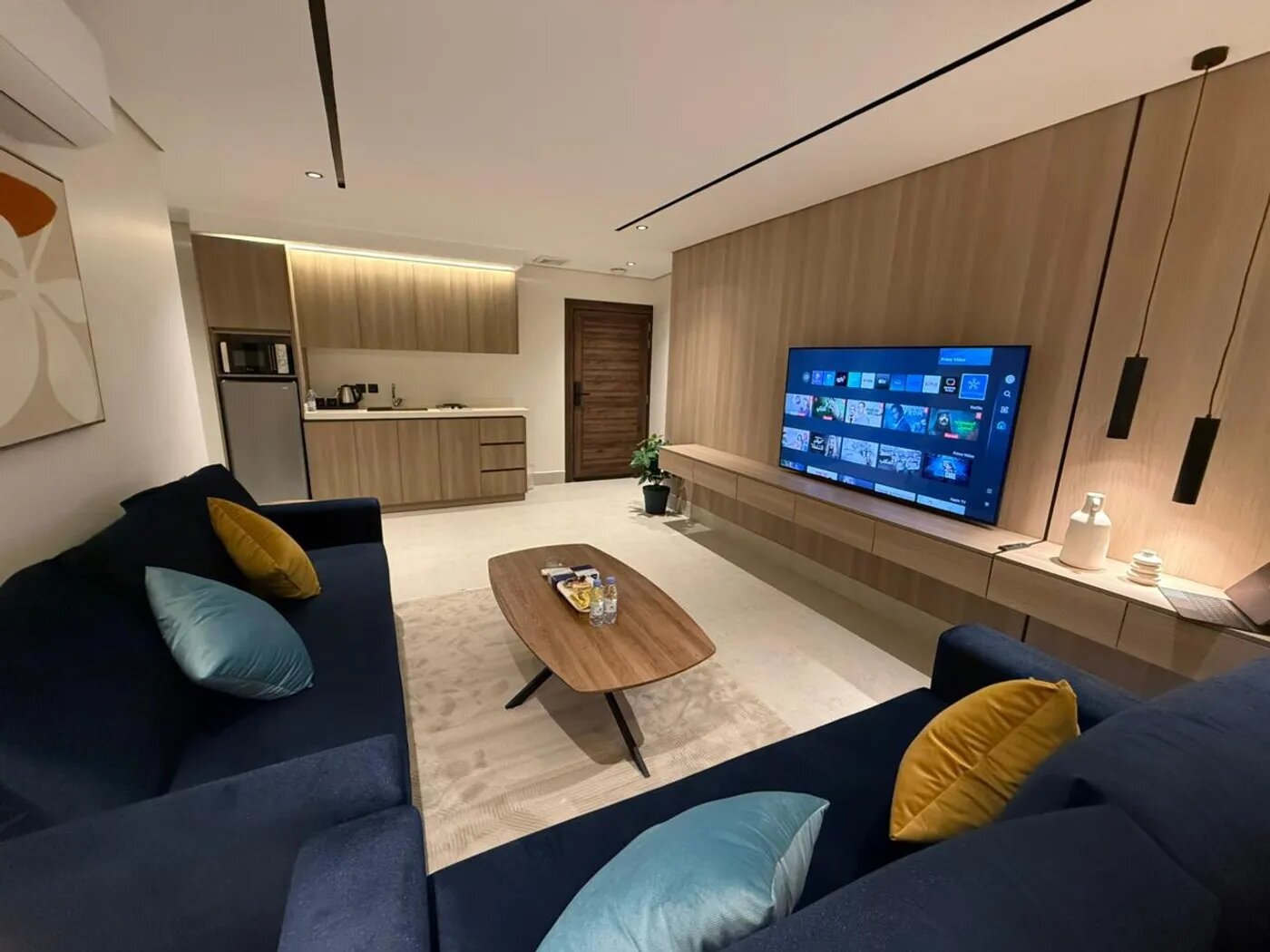 شقة بغرفة معيشة وغرف 7