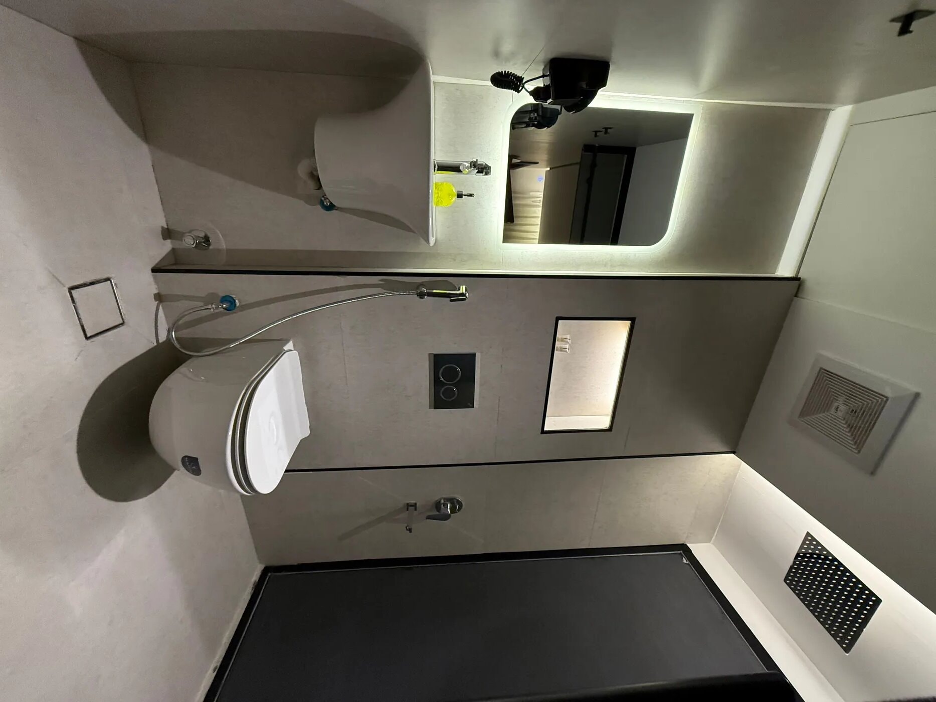 شقة بغرفة معيشة وغرف 9