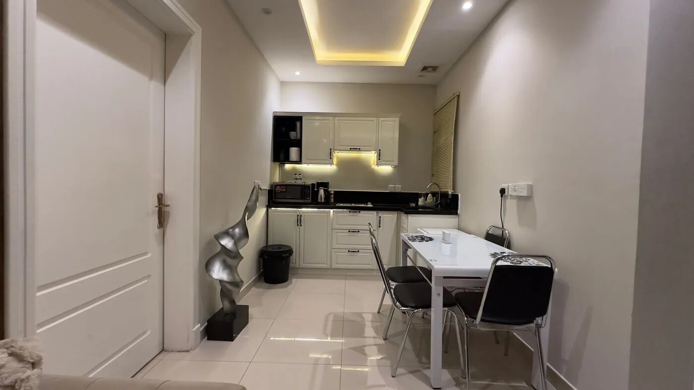 شقة بغرفة معيشة ونوم 10