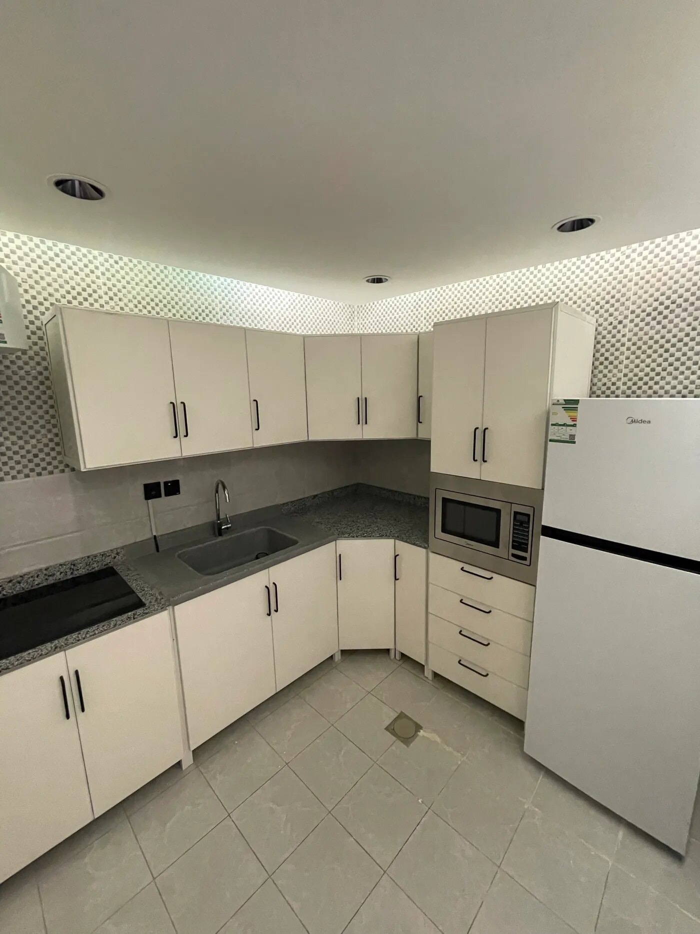 شقة كبيرة غرفة وصالة 10