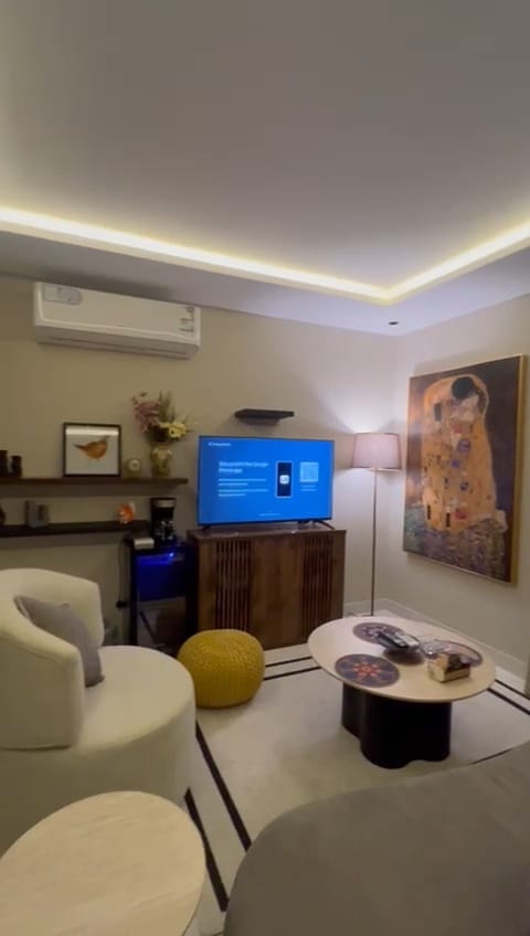 شقة انيقة بحي الملقا 4