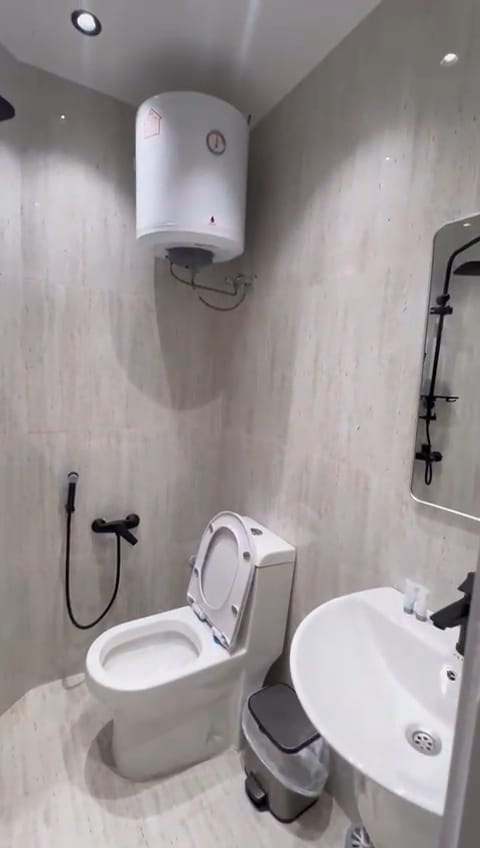 شقة انيقة بحي الملقا 9