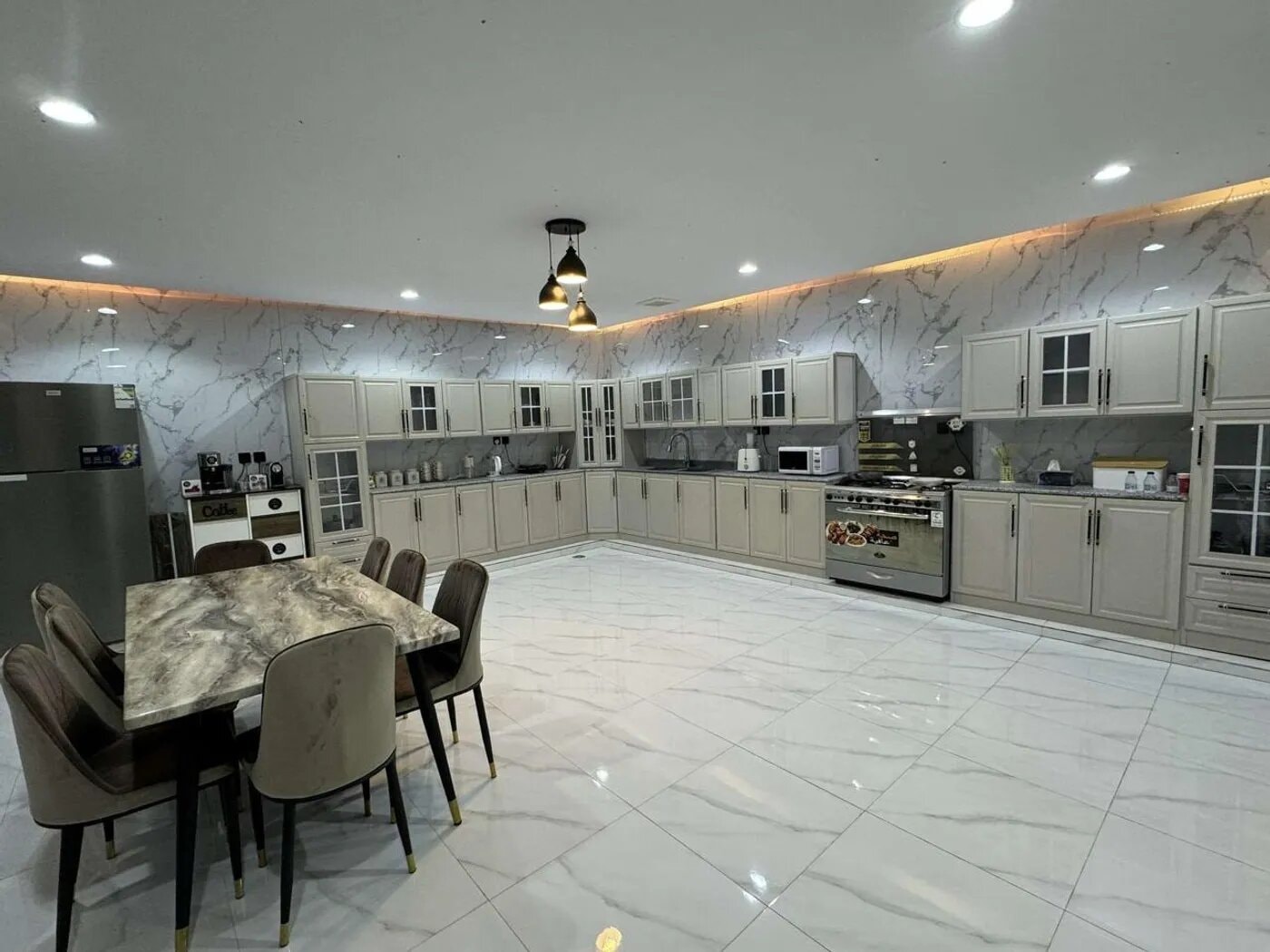 غرفة بسرير ماستر 10