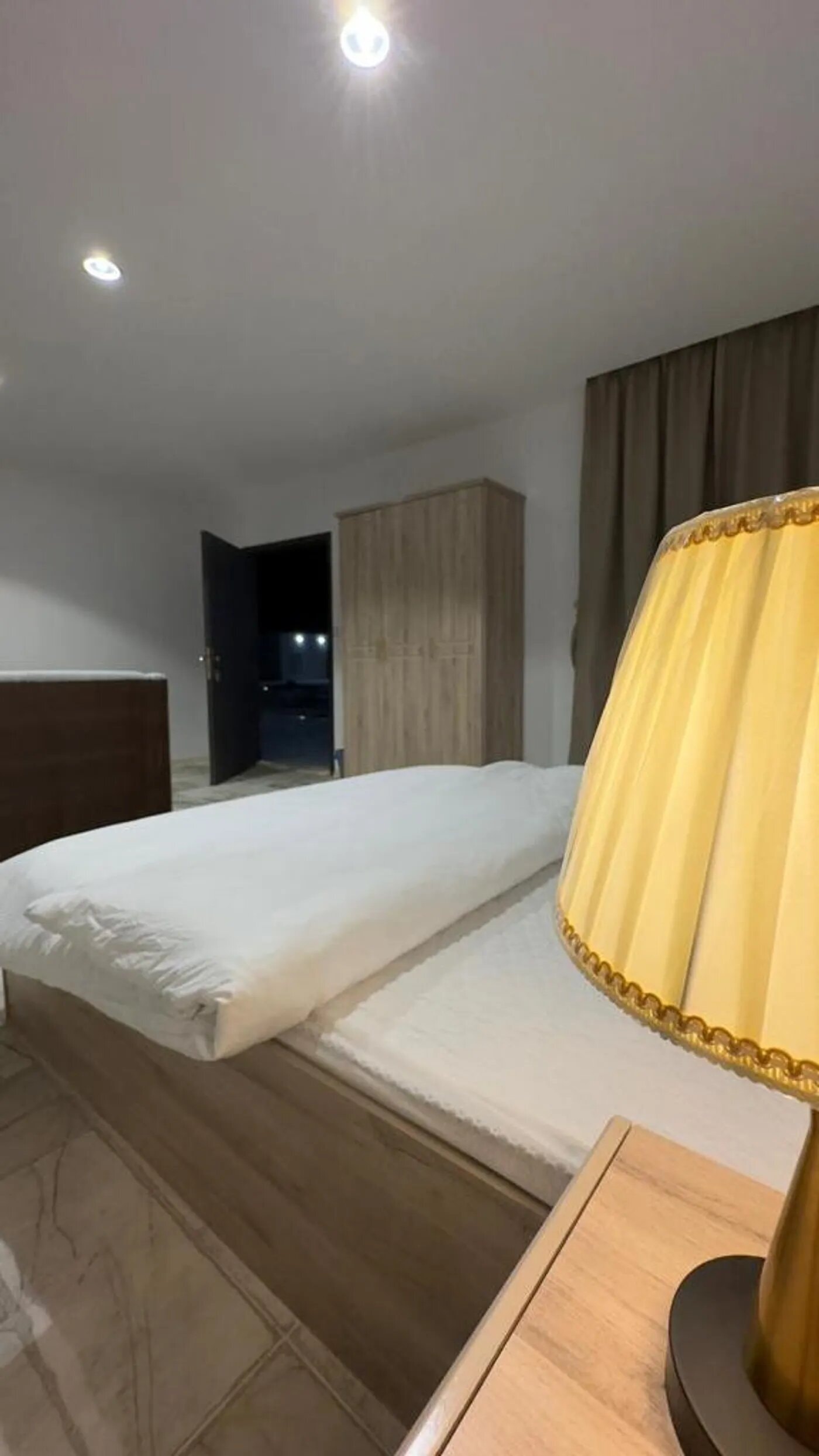 غرفة بسرير ماستر 2