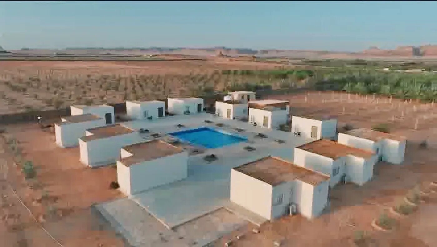 غرفة بسرير ماستر 9