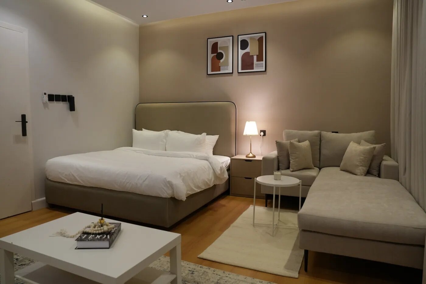 استديو بسرير ماستر 6