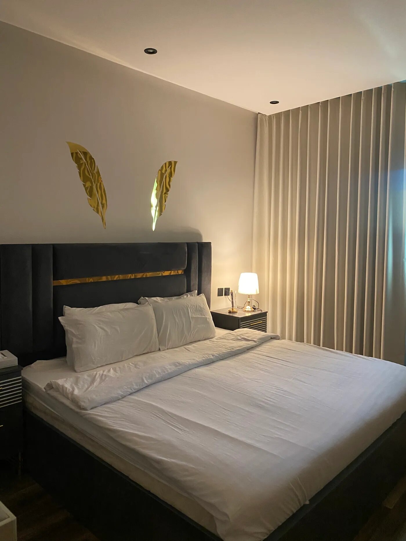 شقة بغرفة معيشة ونوم 4