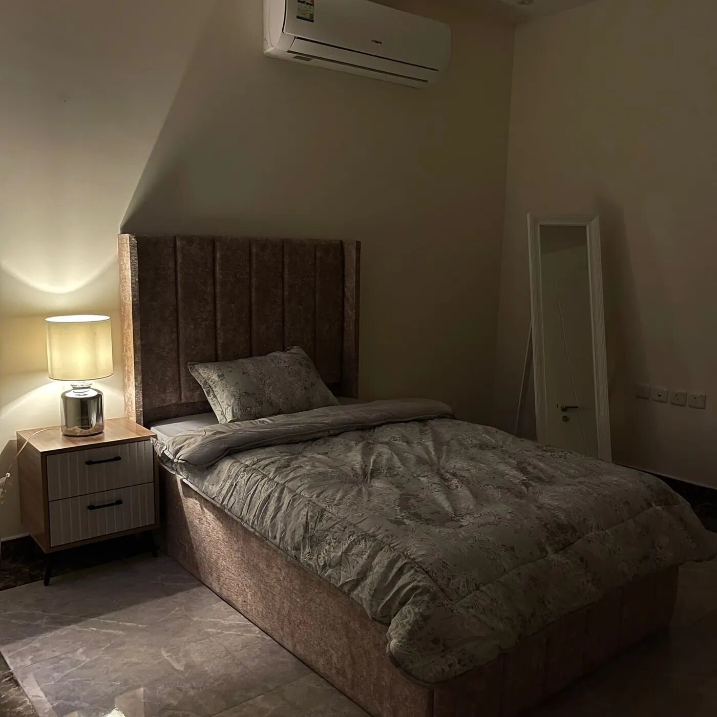 شقة بثلاث غرف وصالة 5