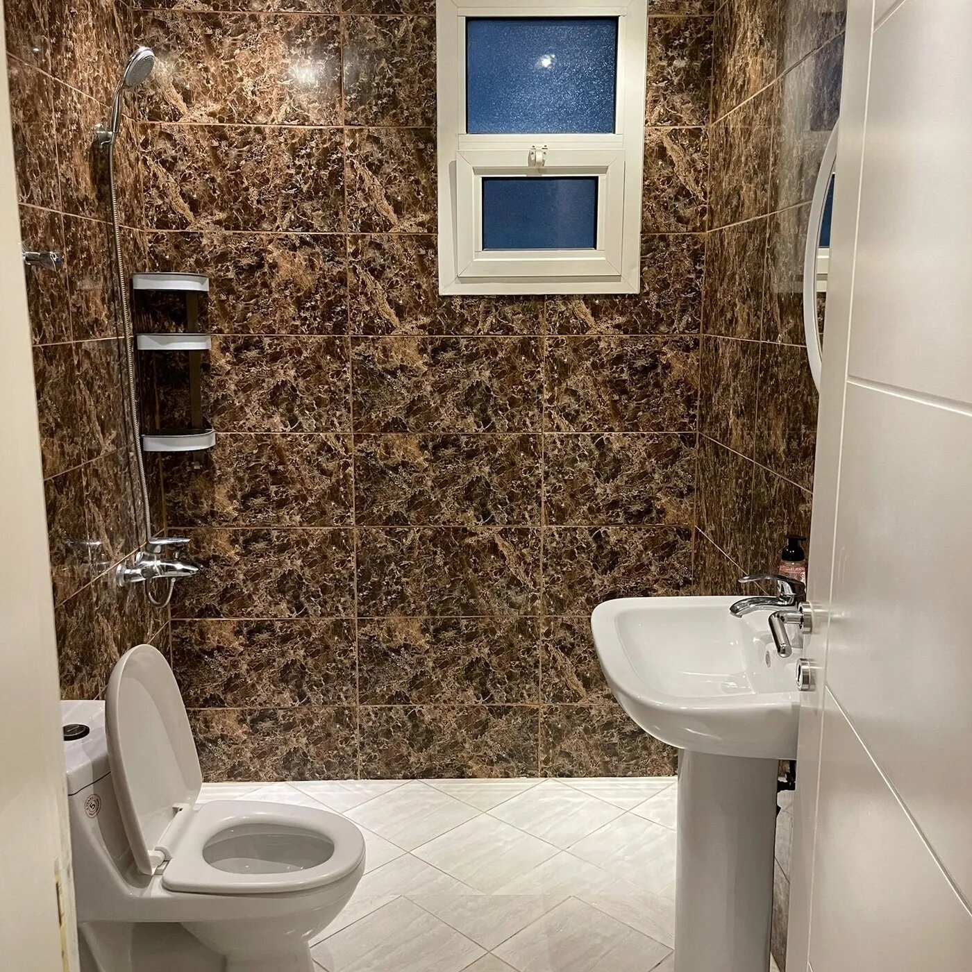 شقة بثلاث غرف وصالة 9