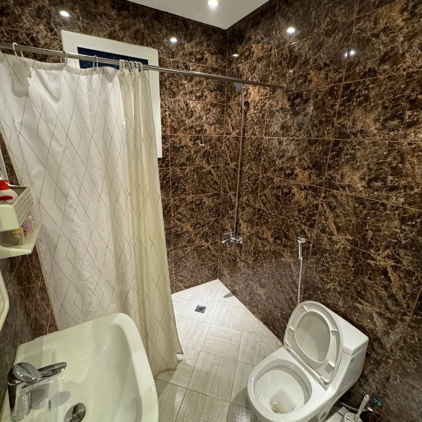 شقة بثلاث غرف وصالة 10