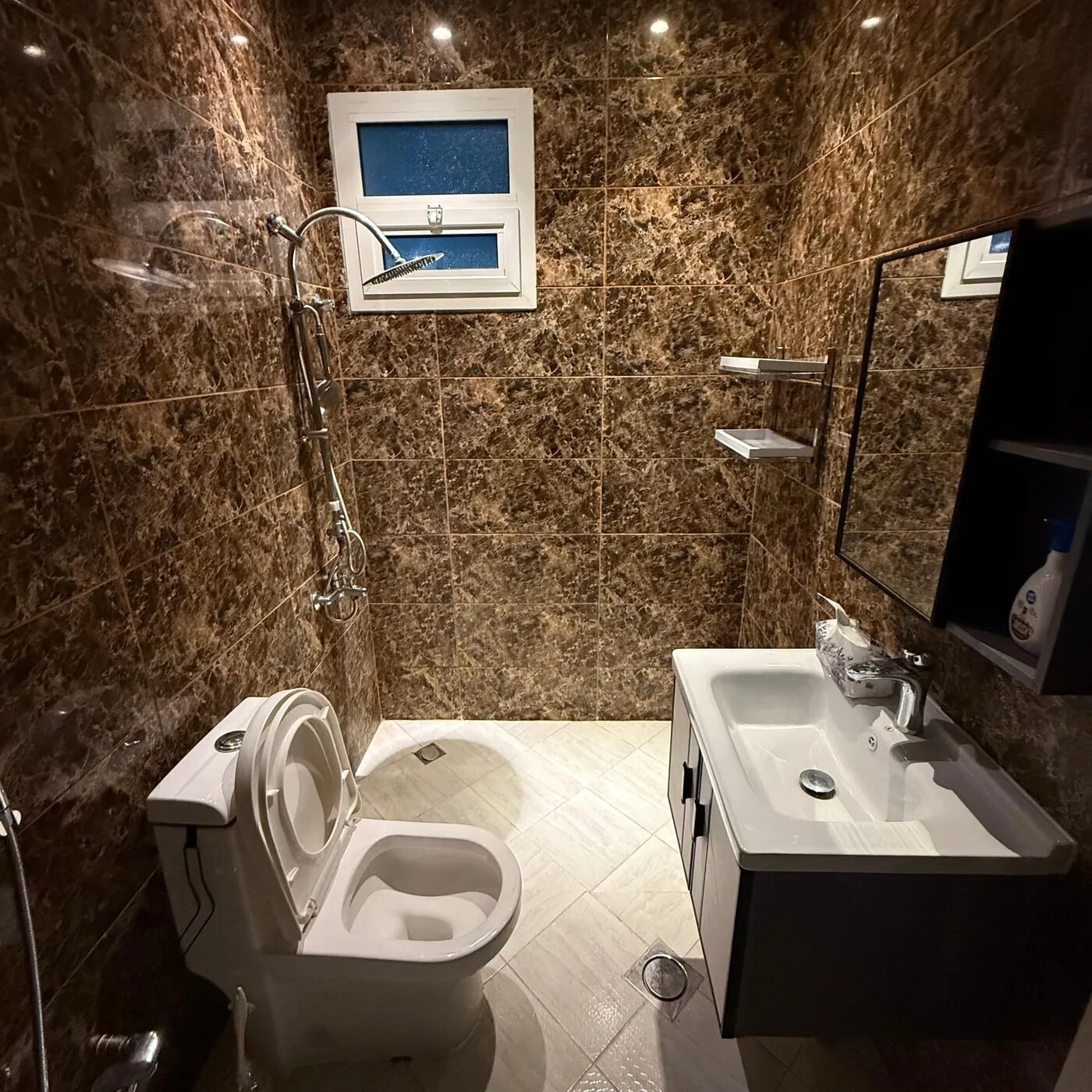 شقة بصالة أنيقة 11