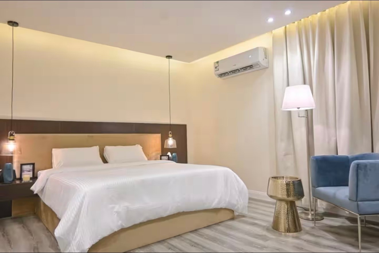 شقة فاخرة غرفة وصالة دخول ذكي حي الملقا 4