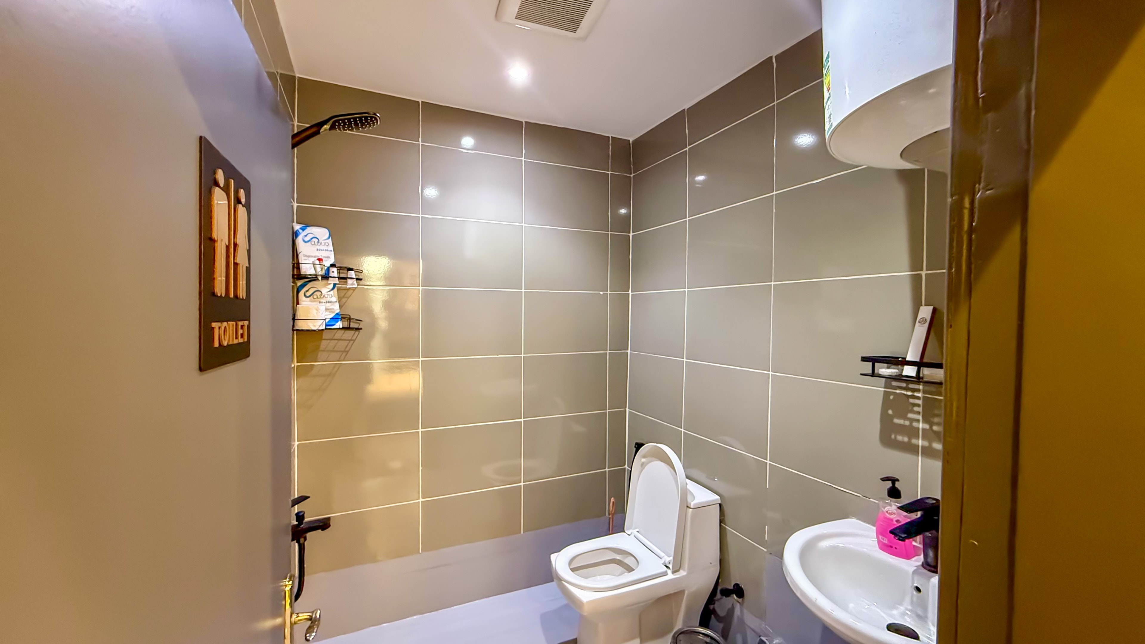 استديو أنيق ببانيو وإضاءة شمسيه 11