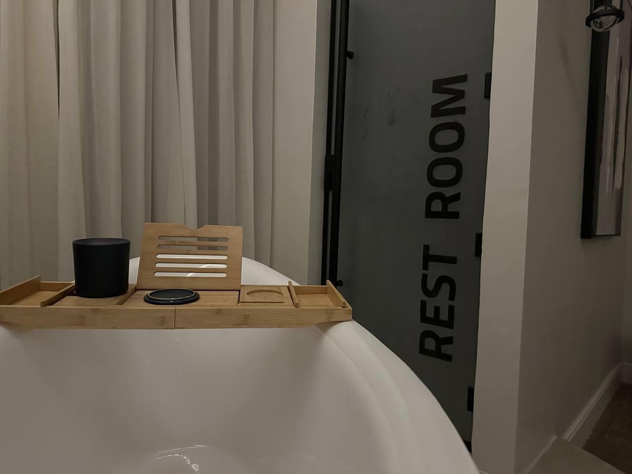 غرفة وصالة مع بانيو 8