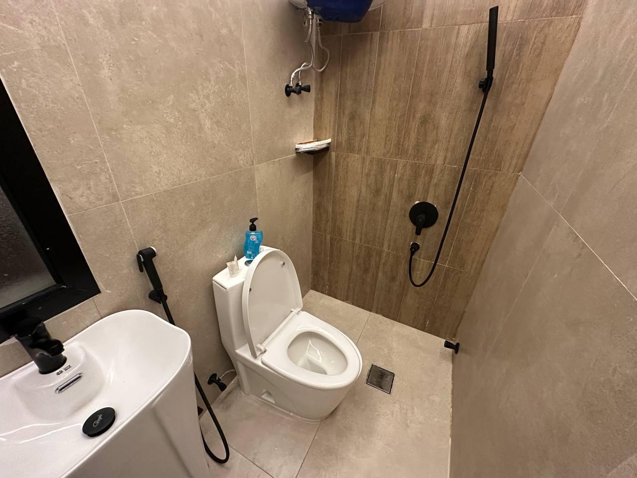 غرفة وصالة مع بانيو 9