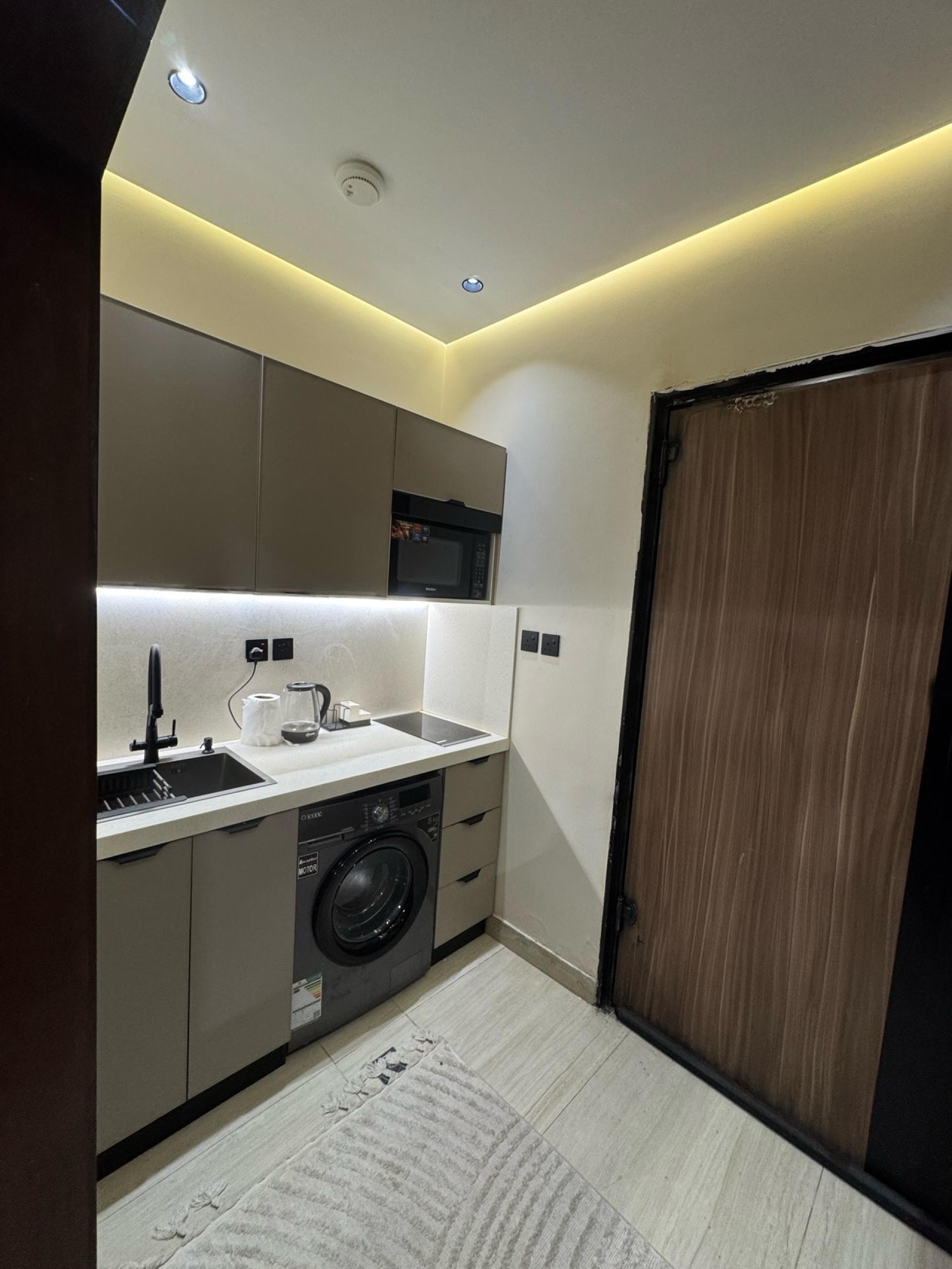 شقه ارضيةغرفه وصاله بمدخل خاص 4