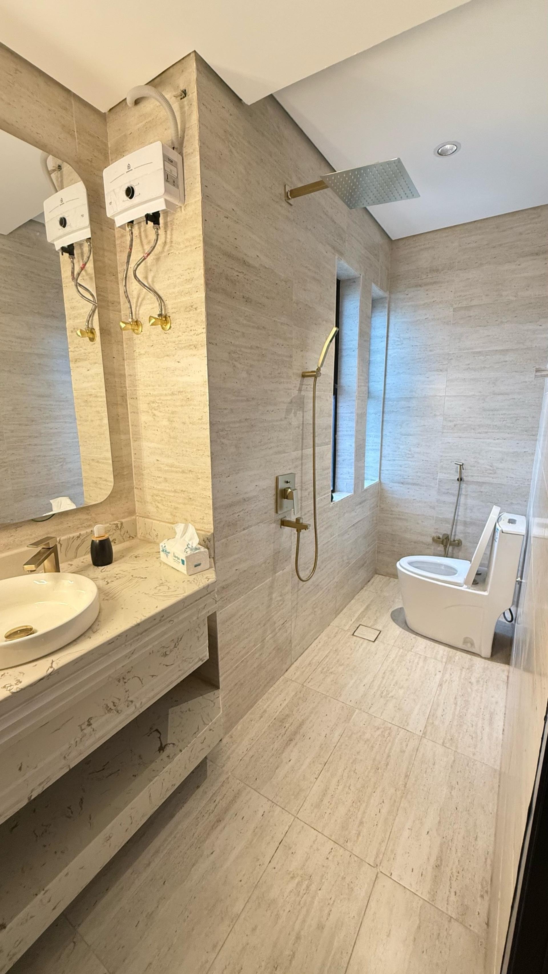 استديو فاخر مع بلكونة وبانيو 8