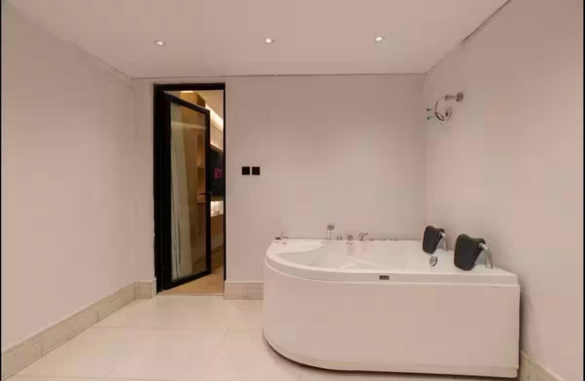 استديو مودرن بجاكوزي دخول ذاتي 6