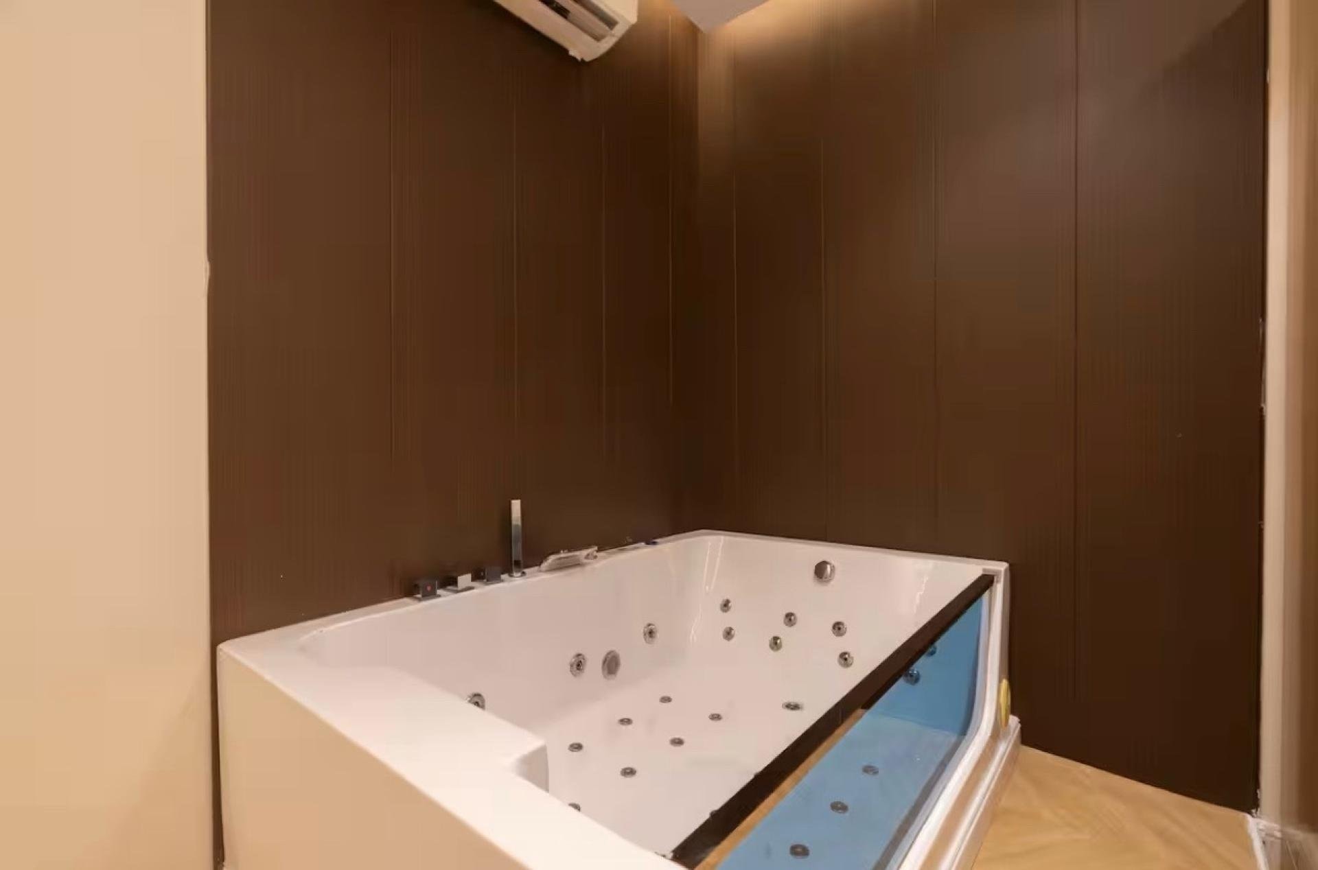 شقة بجاكوزي وإطلالة على البوليفارد 9