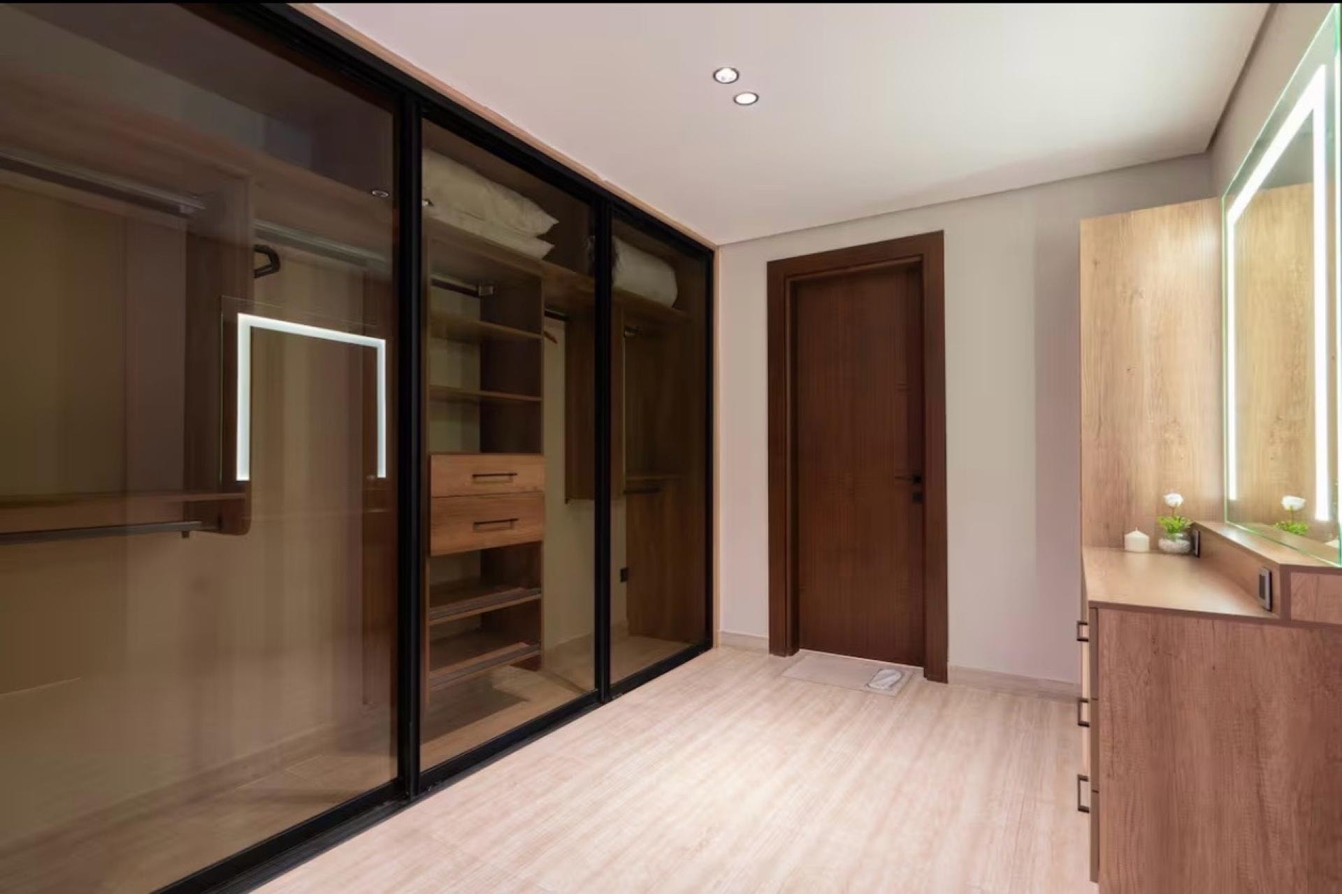 شقة فاخرة3 غرف نوم وجلسة خارجية 6