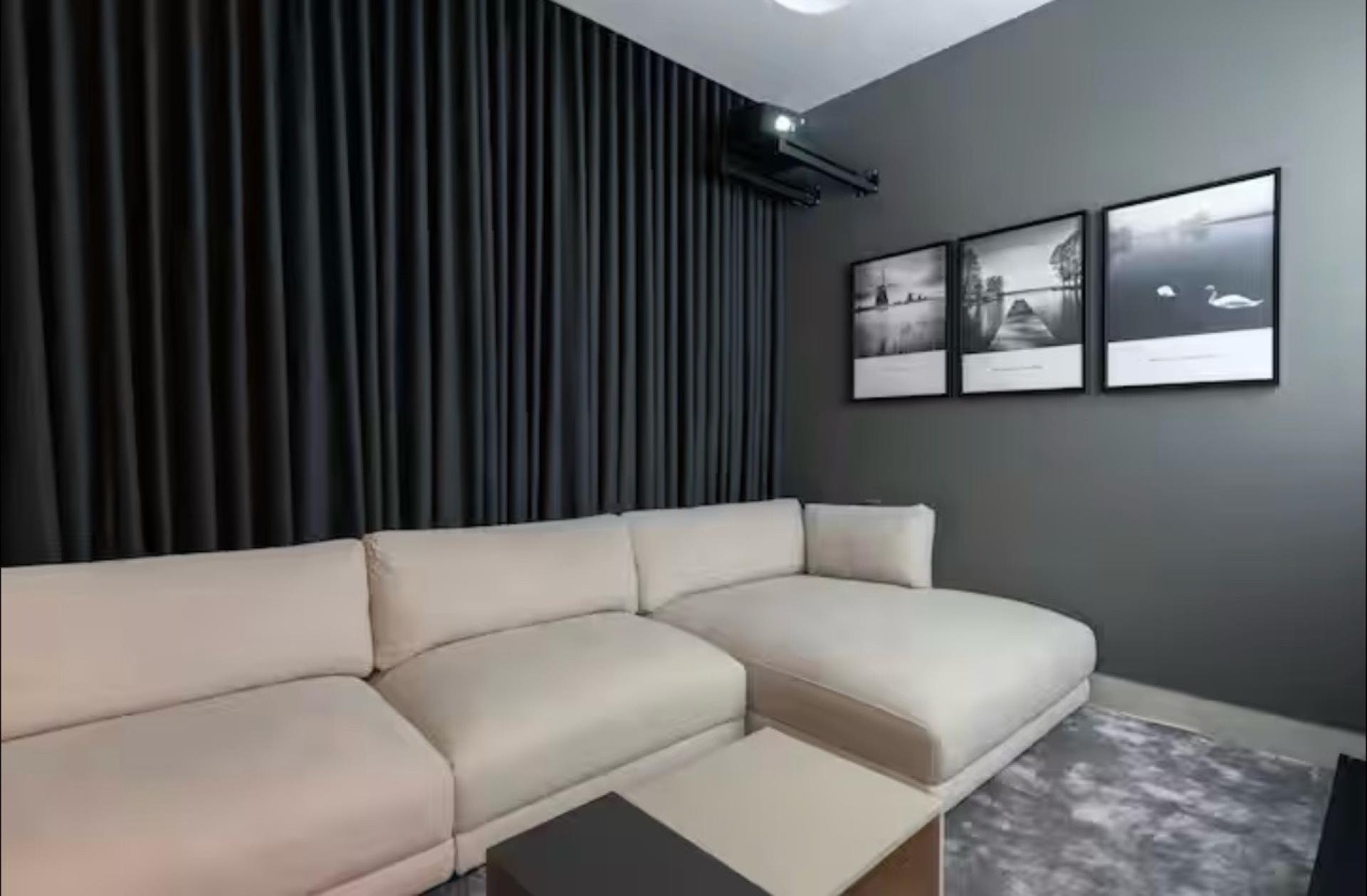 شقة فاخرة بغرفتين نوم وسينما منزلية 9