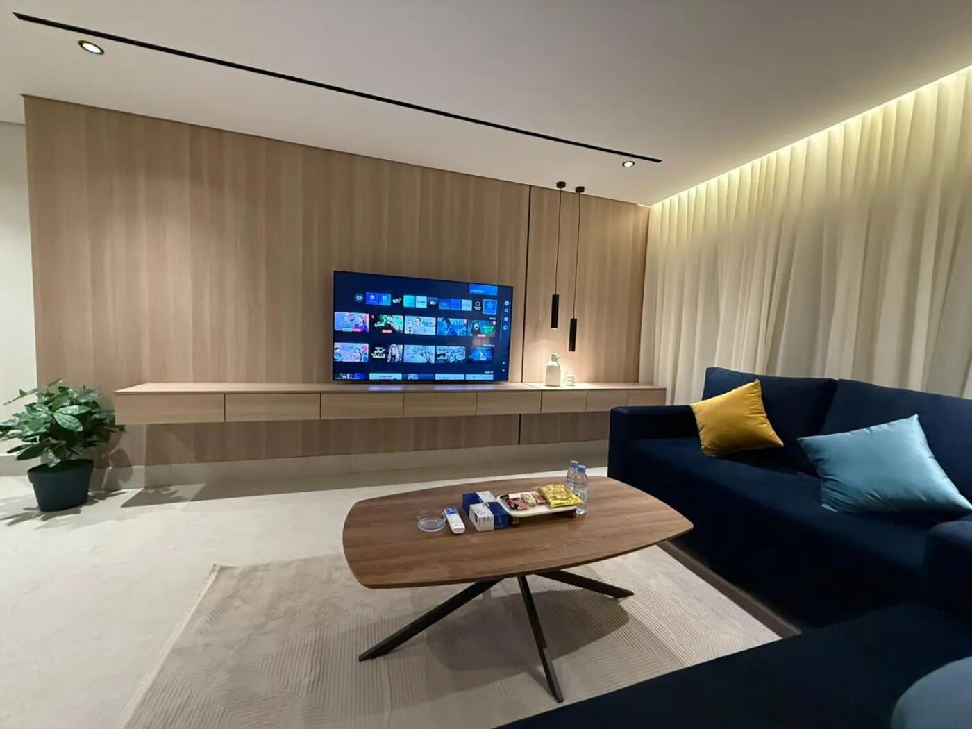 شقة بغرفة معيشة وغرف 1