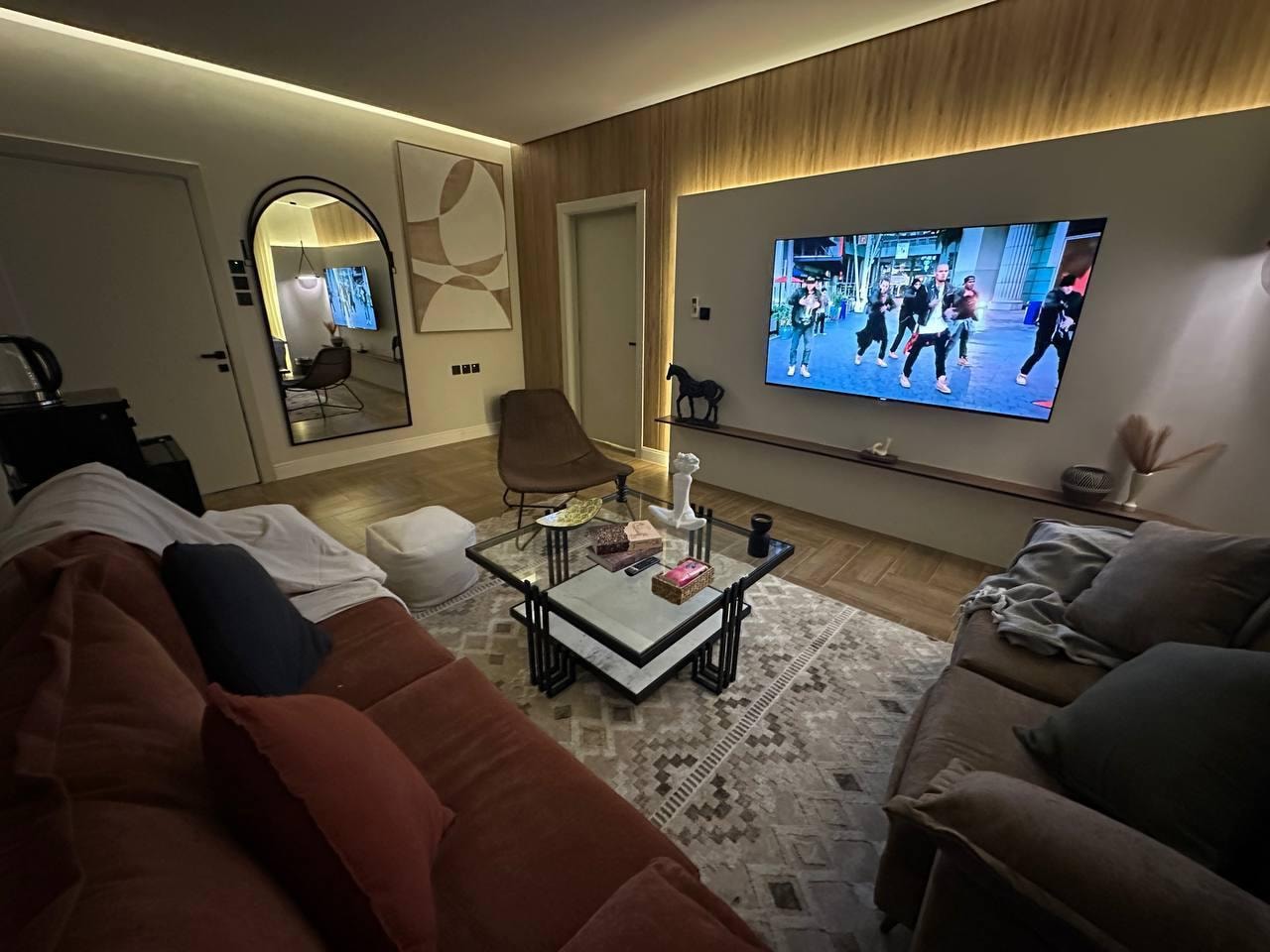 غرفة وصالة مع بانيو 1