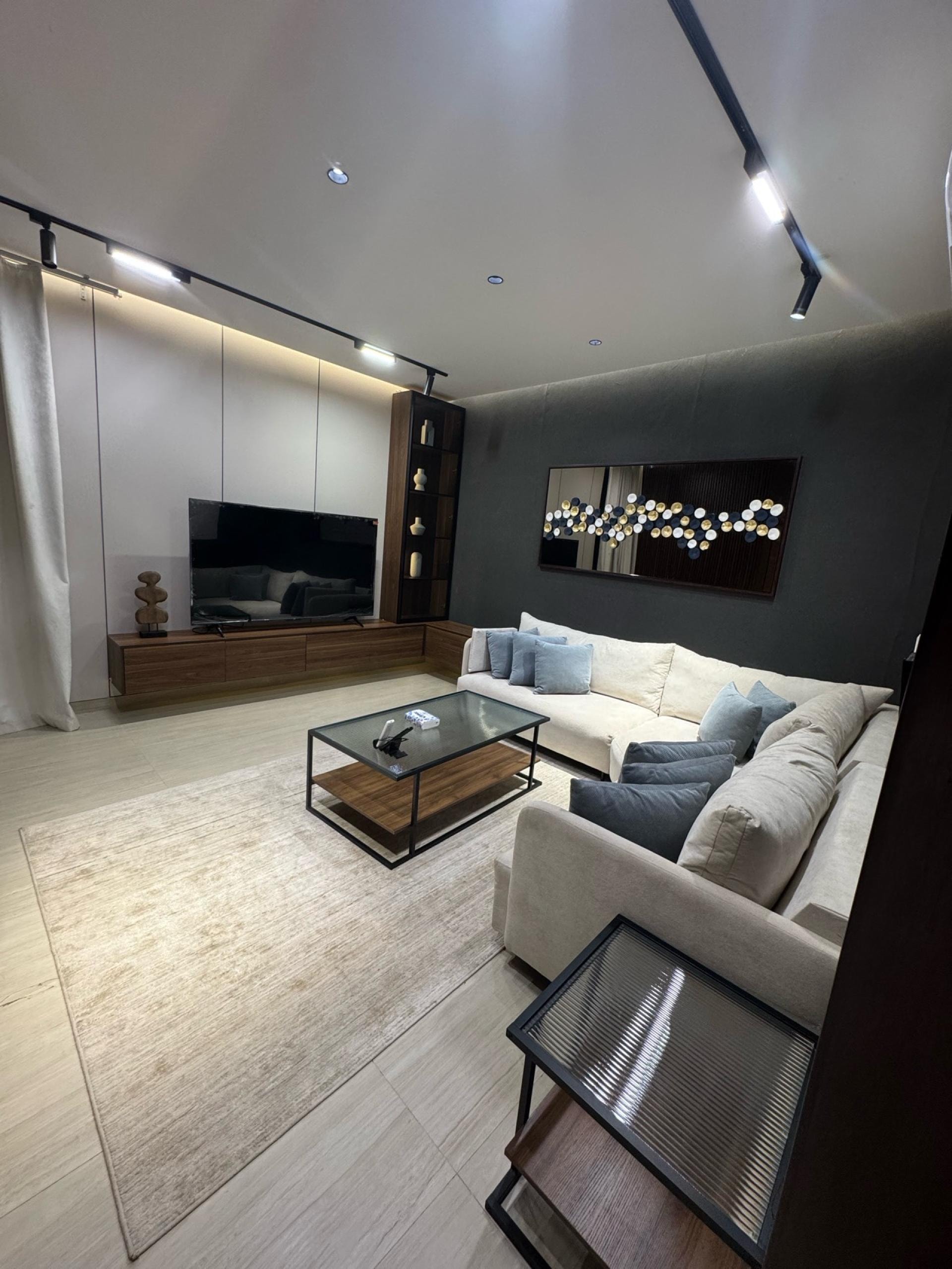 شقه ارضيةغرفه وصاله بمدخل خاص 1