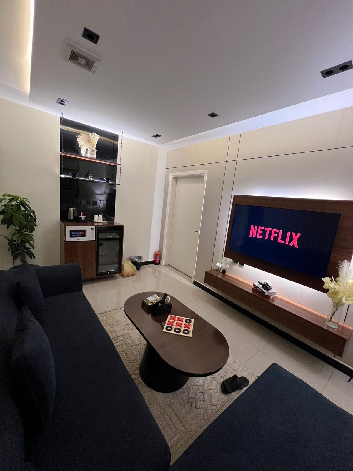 Luxury apt with elegant hall 2