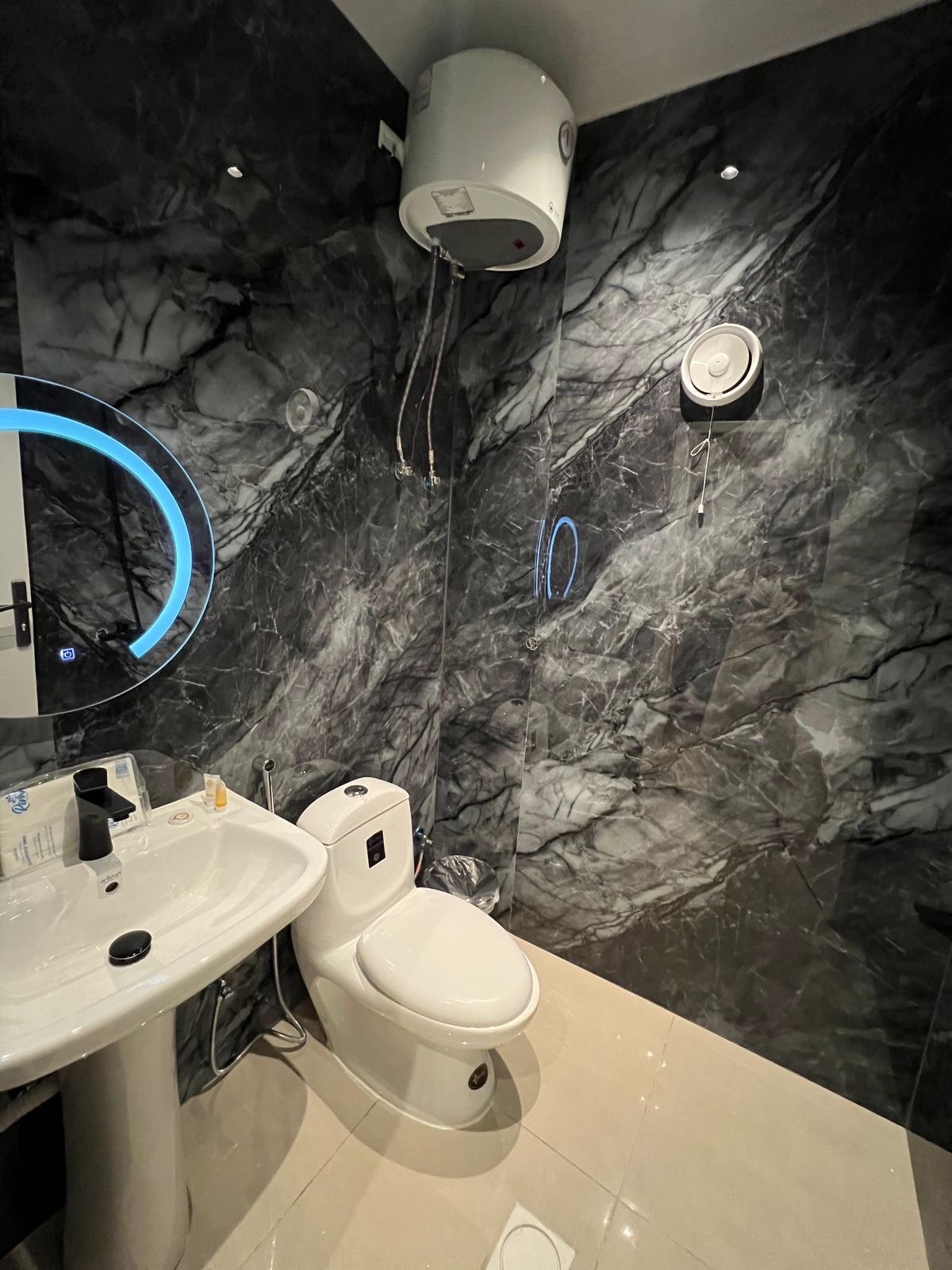 Luxury apt with elegant hall 6