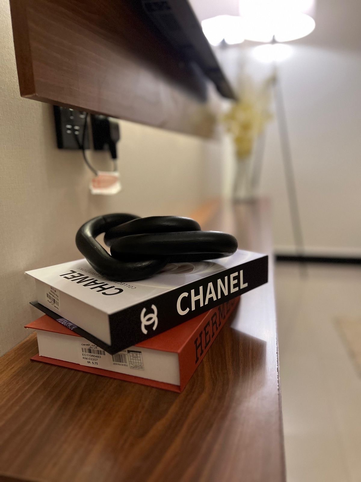 Luxury apt with elegant hall 9