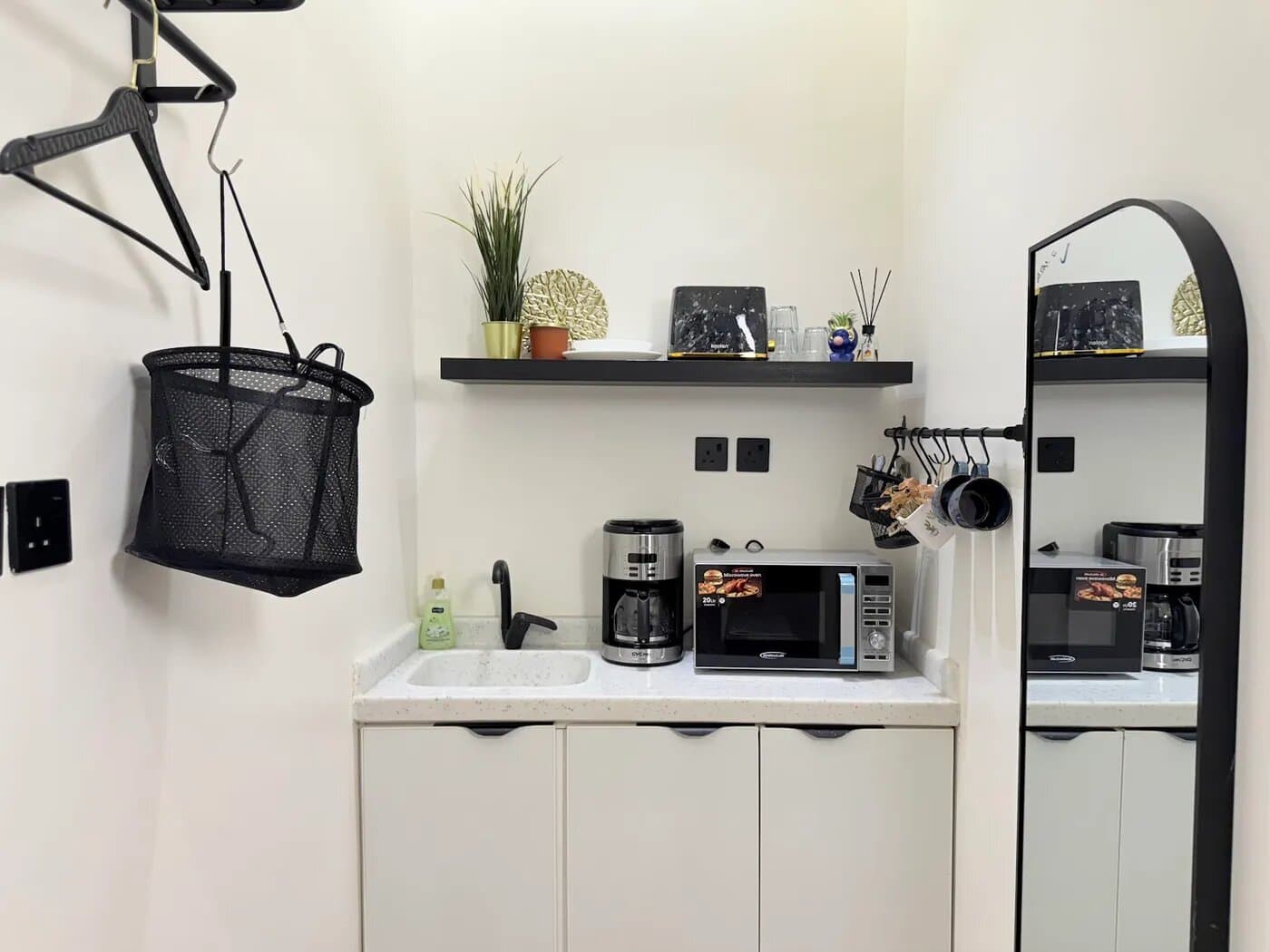 استديو هادئ بسرير ماستر وبلكونه 8