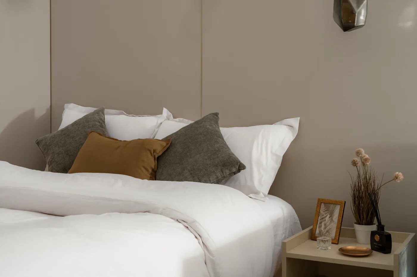 استديو هادئ بسرير ماستر 16