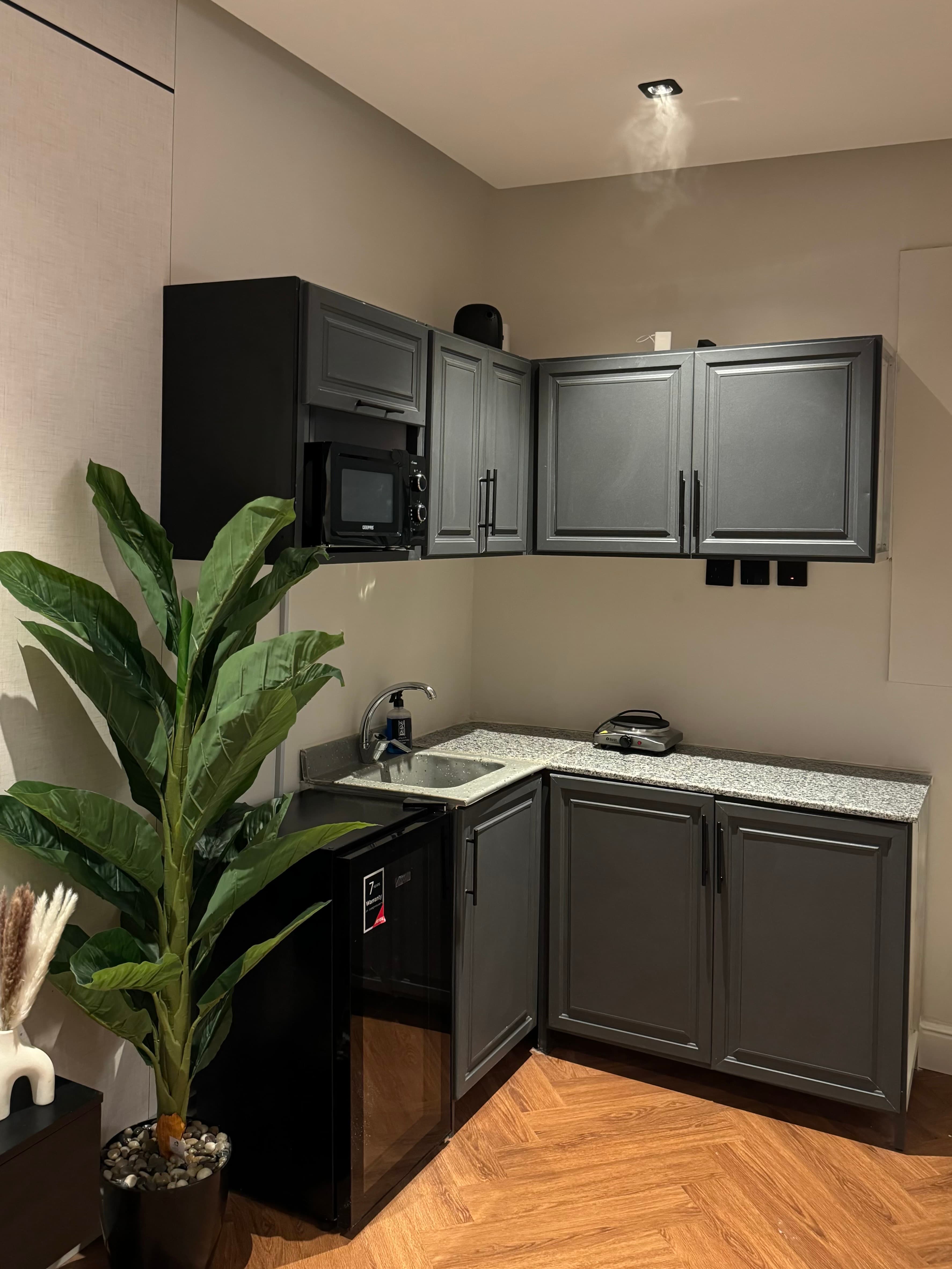 غرفه نوم و صالة مودرن دخول ذاتي في حي ال 5