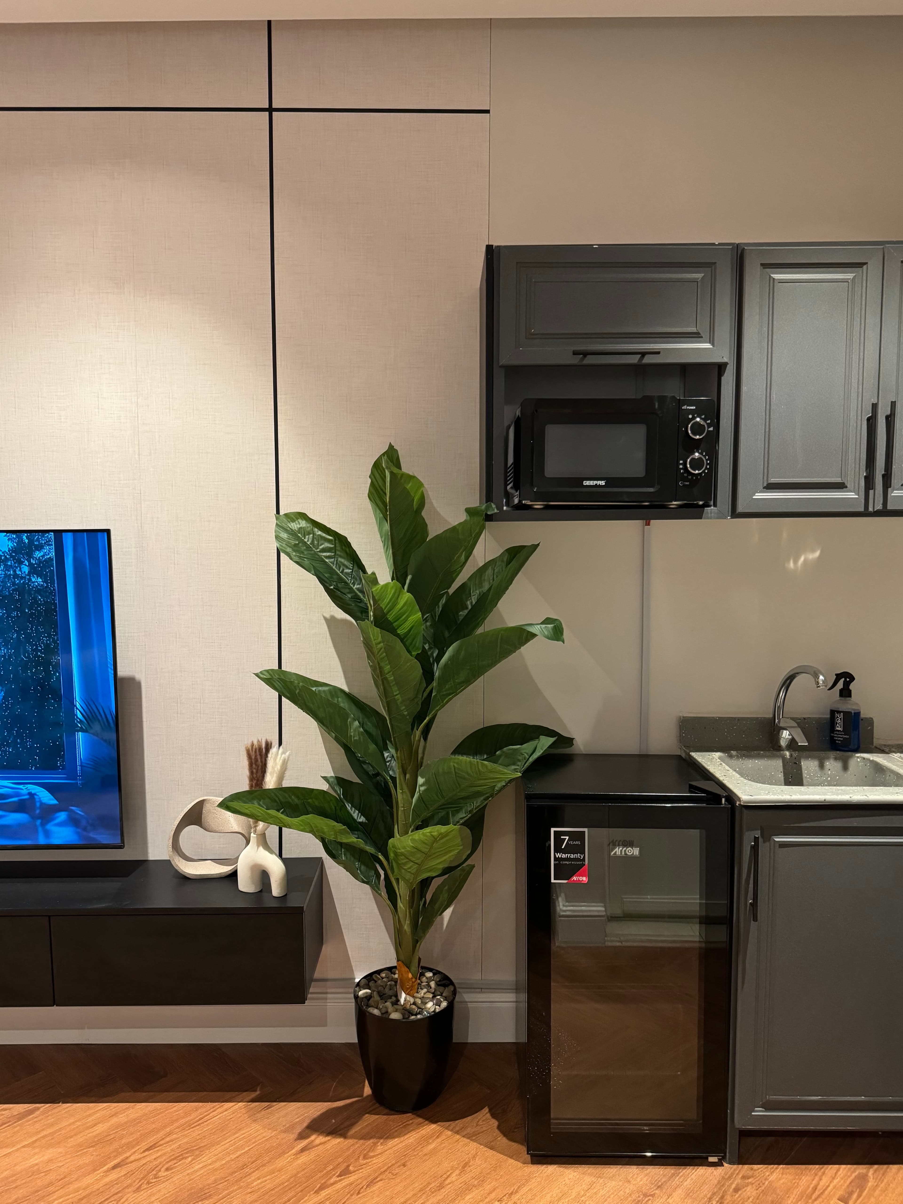 غرفه نوم و صالة مودرن دخول ذاتي في حي ال 6