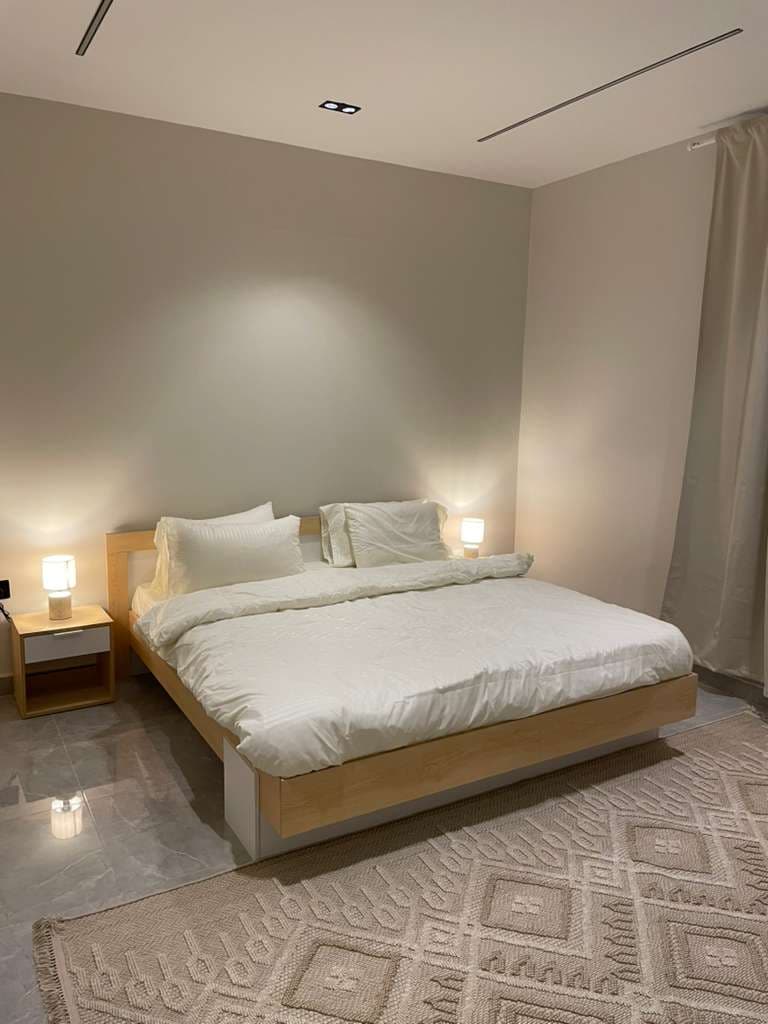 شقة واسعة بمدخل خاص وحديقة في الملقا البوليفارد 2