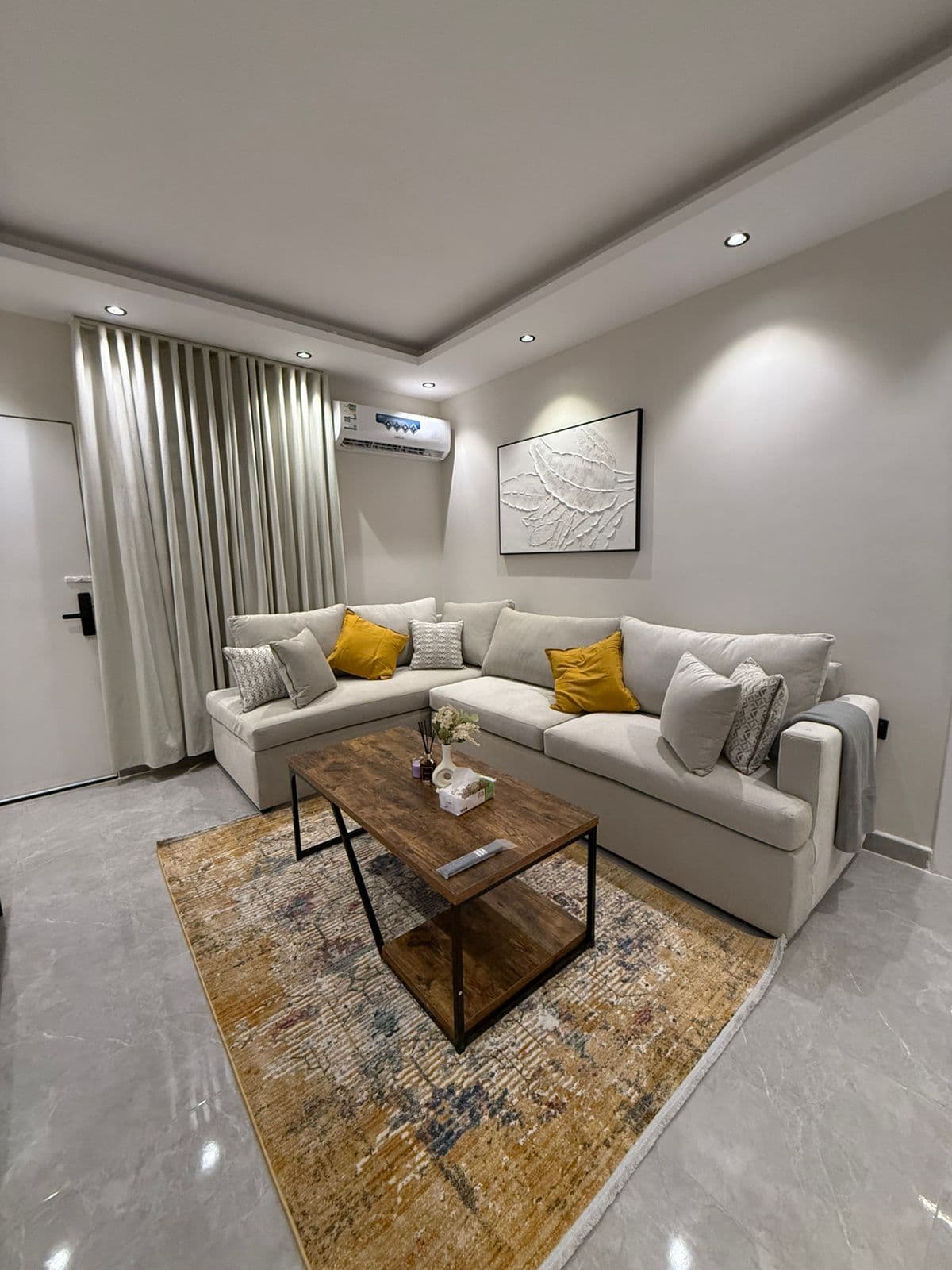 شقة واسعة بمدخل خاص وحديقة في الملقا البوليفارد 5