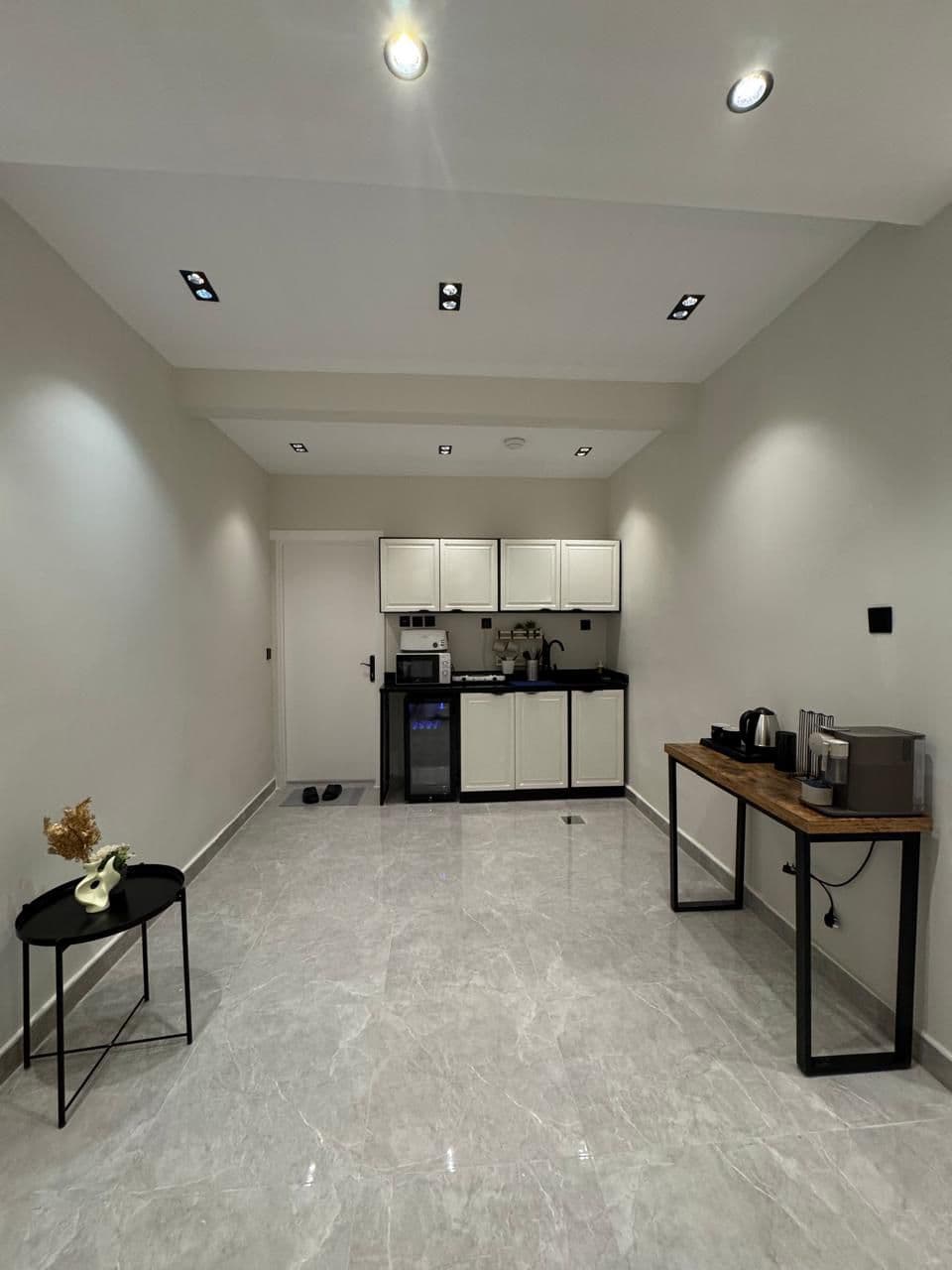 شقة واسعة بمدخل خاص وحديقة في الملقا البوليفارد 12