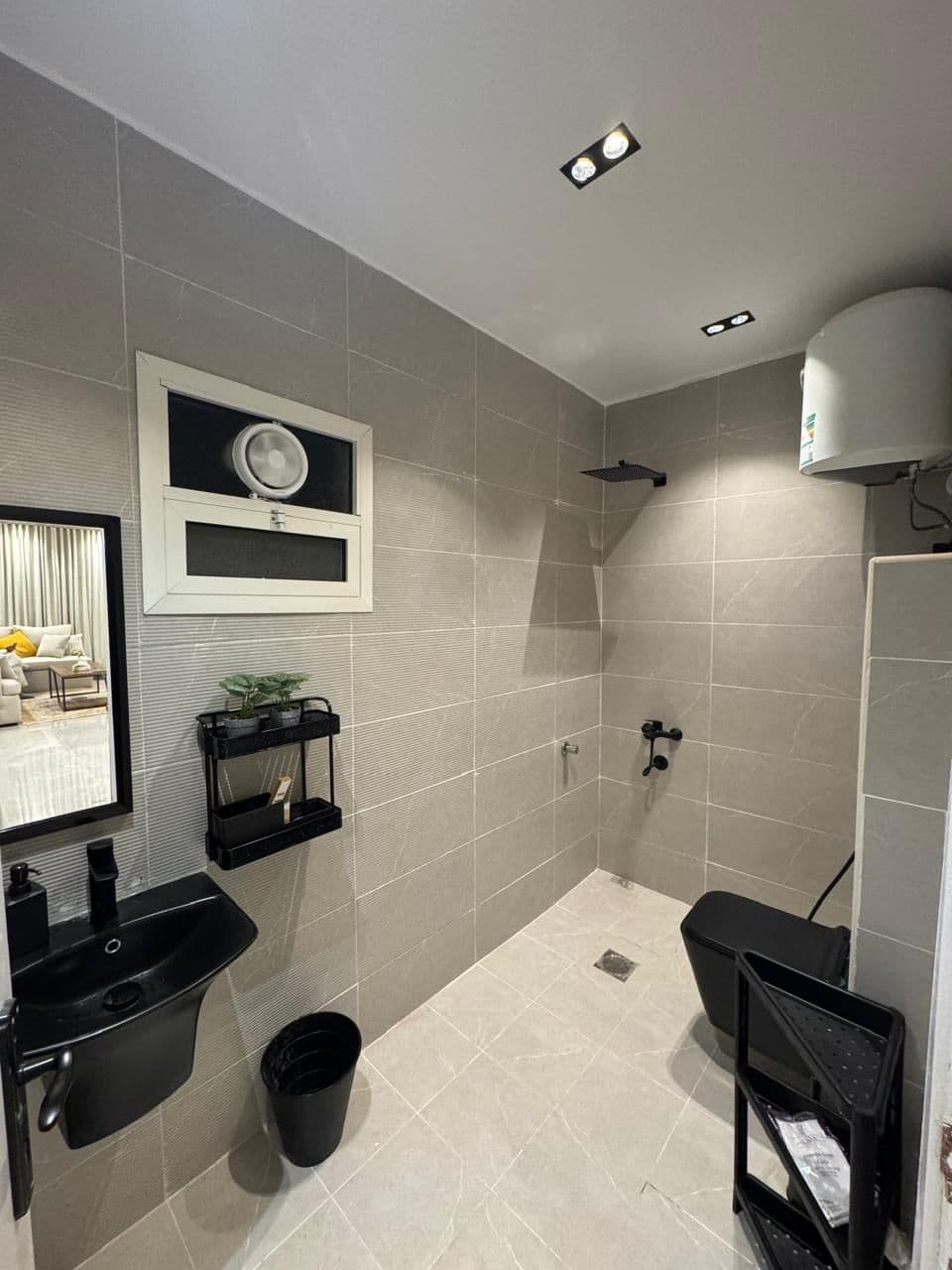 شقة واسعة بمدخل خاص وحديقة في الملقا البوليفارد 16