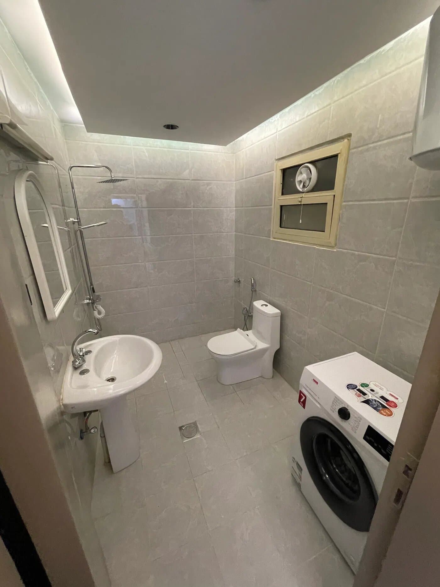 شقة كبيرة غرفة وصالة 8